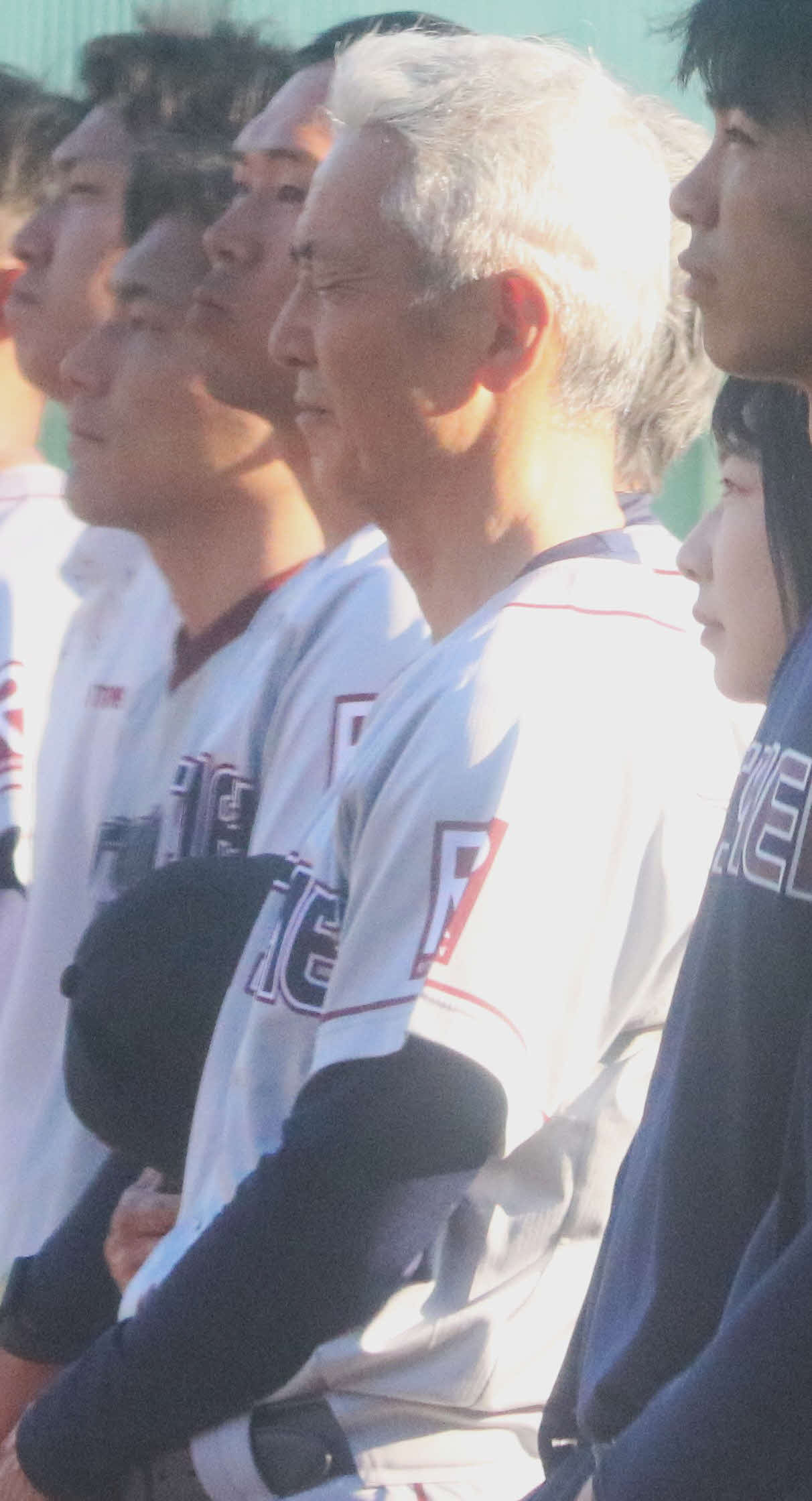 試合終了後にスタンドを向いて整列する立命大の片山正之監督（中央）
