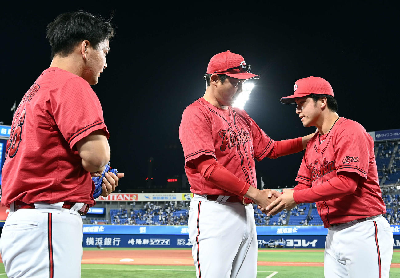 DeNA対広島　プロ初勝利を挙げた広島黒原（右）は、新井監督と握手を交わす（撮影・たえ見朱実）