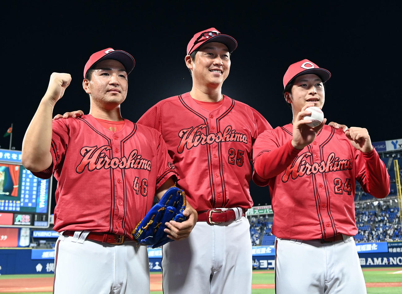 DeNA対広島　プロ初セーブを挙げた河野（左）とプロ初勝利を挙げた黒原と記念撮影に納まる広島新井監督（中央）（撮影・たえ見朱実）