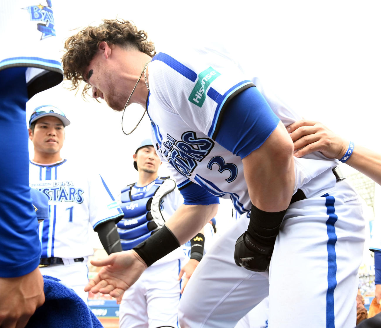 DeNA対広島　6回表広島2死二塁、菊池の飛球を追いカメラマン席に突っ込んだオースティンは、負傷退場となる（撮影・たえ見朱実）
