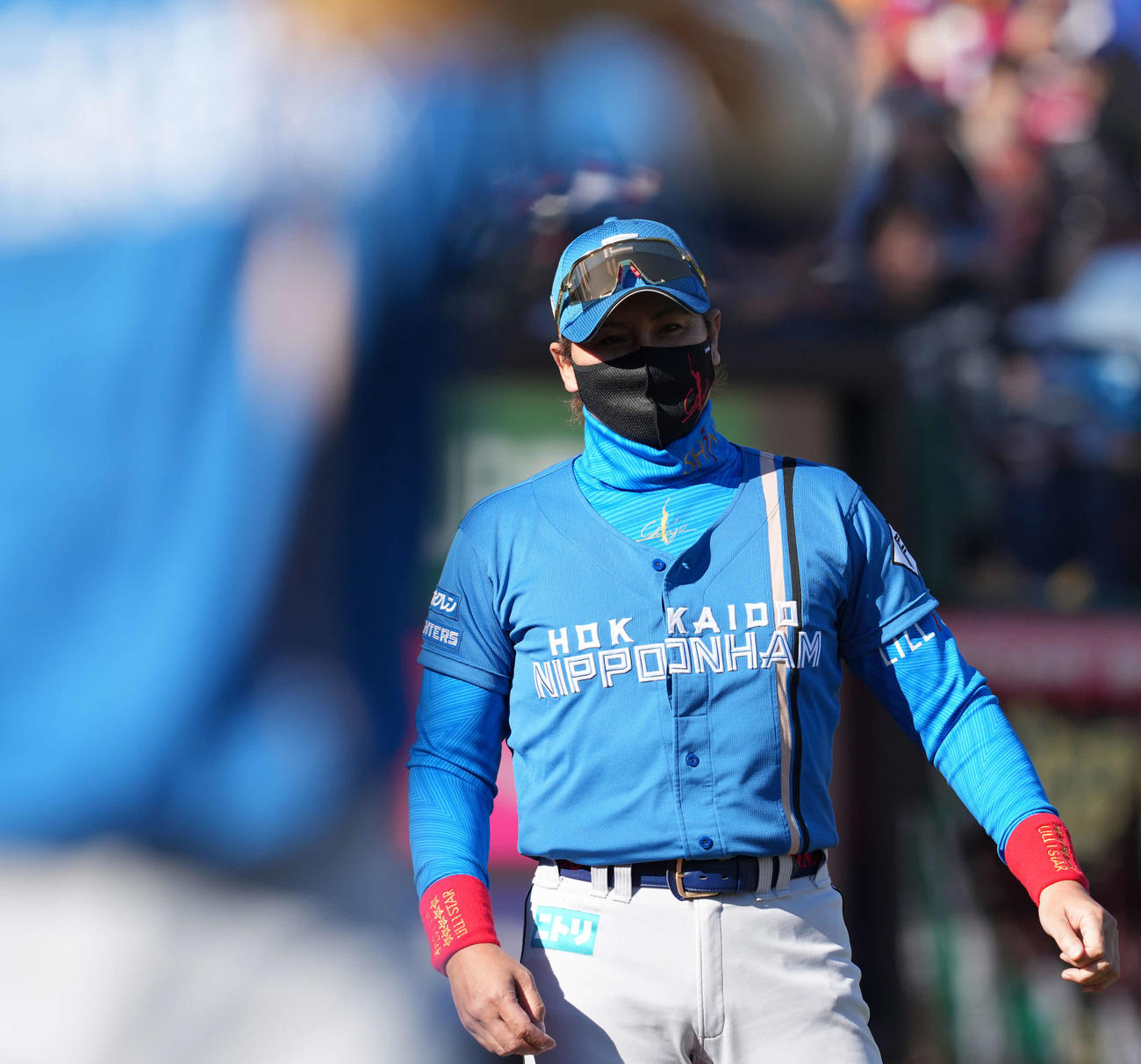 楽天対日本ハム　8回、選手交代を告げる日本ハム新庄監督（撮影・井上学）