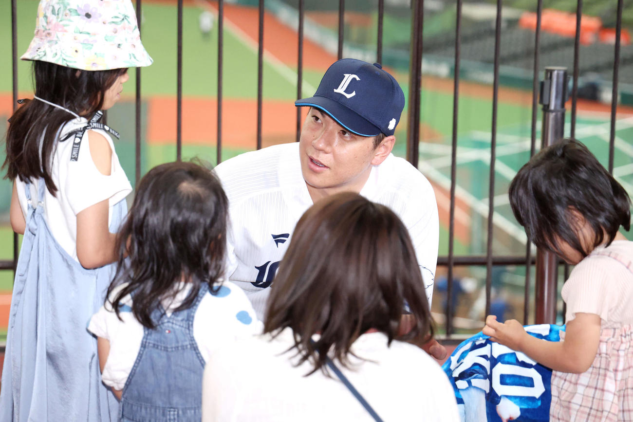 西武対オリックス　試合に招待した子どもたちと触れ合う西武炭谷（撮影・河田真司）