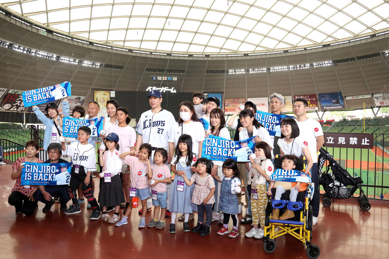 西武対オリックス　集合写真に納まる西武炭谷（中央）（撮影・河田真司）