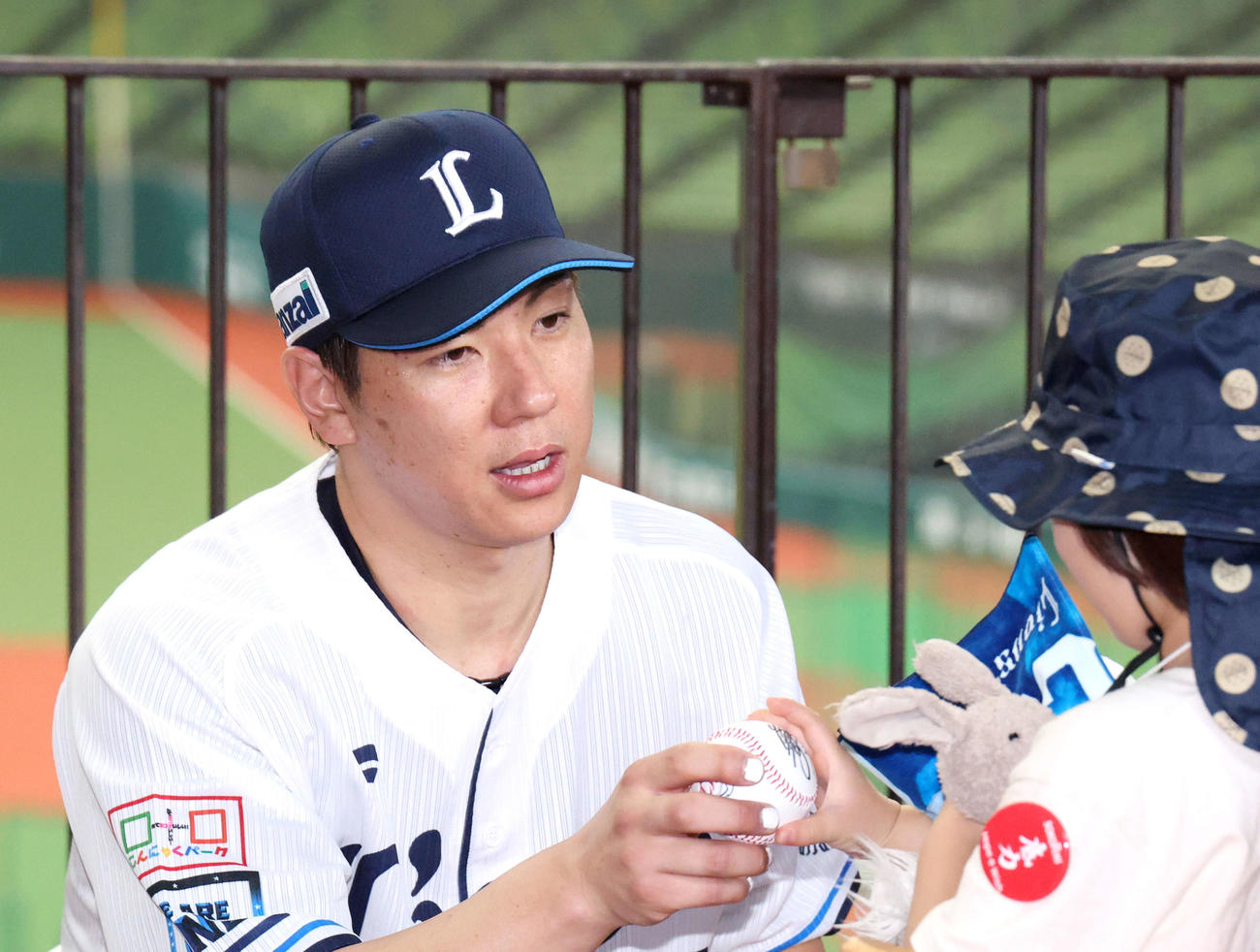 西武対オリックス　試合に招待した子どもたちと触れ合う西武炭谷（撮影・河田真司）
