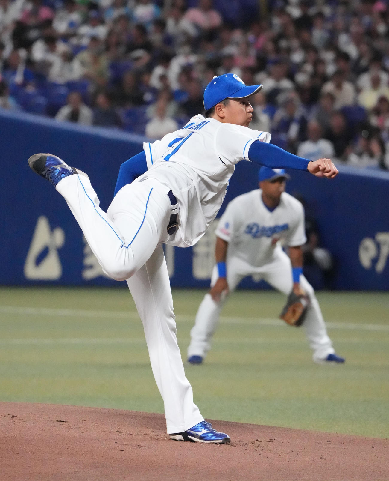中日対ヤクルト　1回表、登板する中日先発の仲地（撮影・森本幸一）
