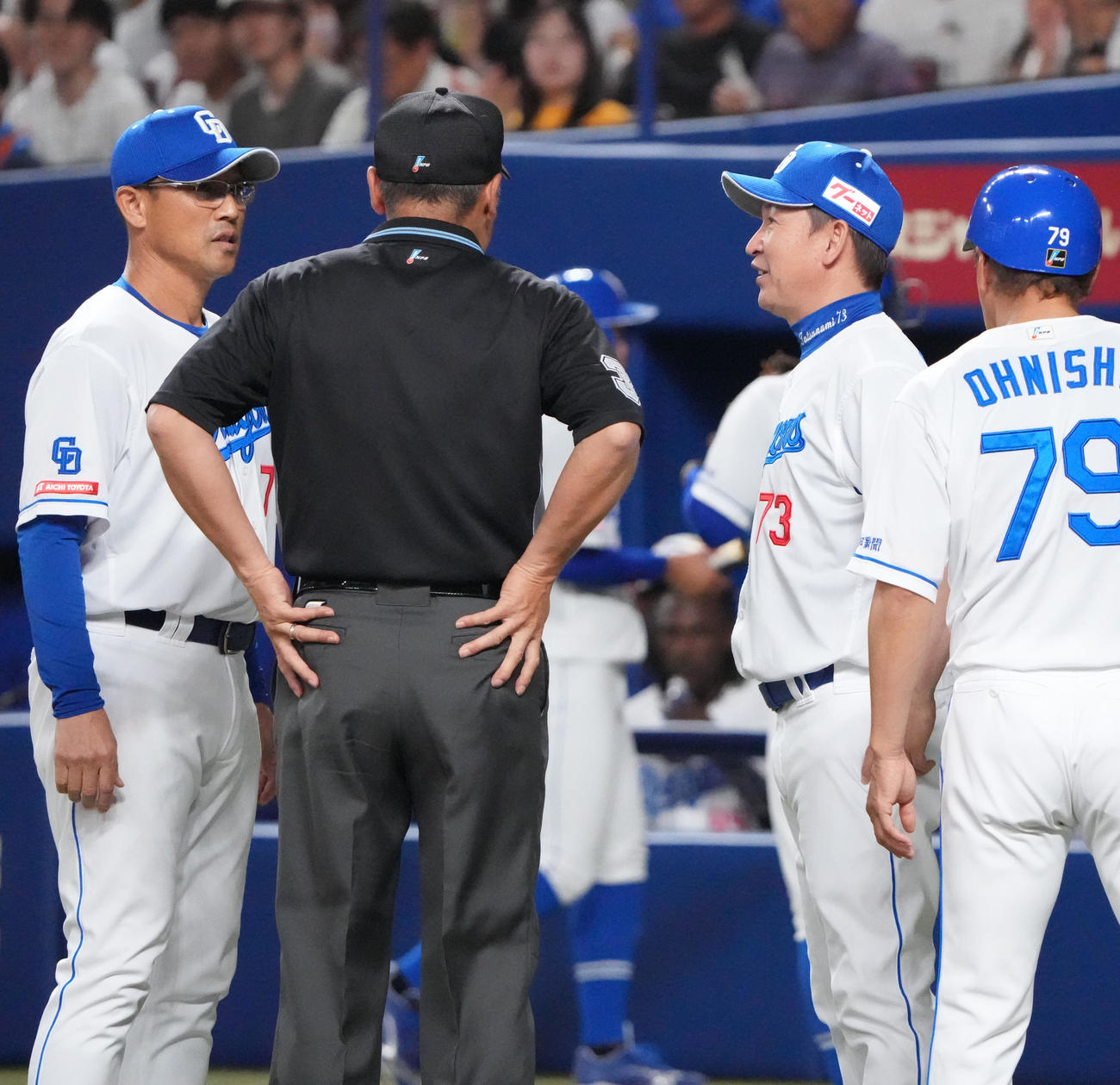 中日対ヤクルト　1回終了、審判と話し合う大塚投手コーチ（左）と立浪監督（右から2人目）（撮影・森本幸一）