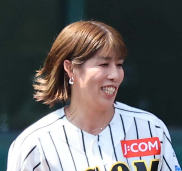阪神対巨人　始球式を務める吉田沙保里さん（撮影・上田博志）