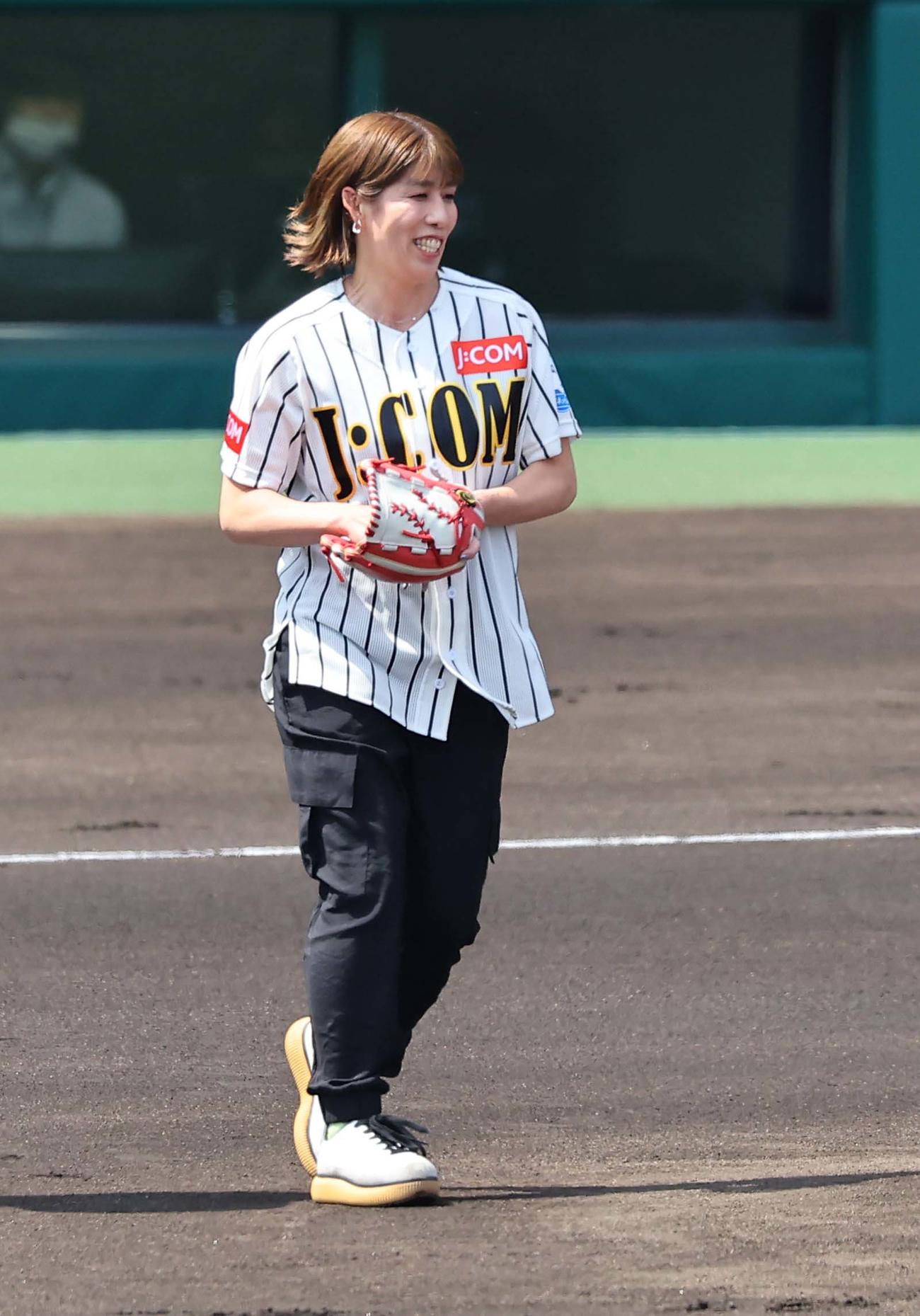 阪神対巨人　始球式を務める吉田沙保里さん（撮影・上田博志）