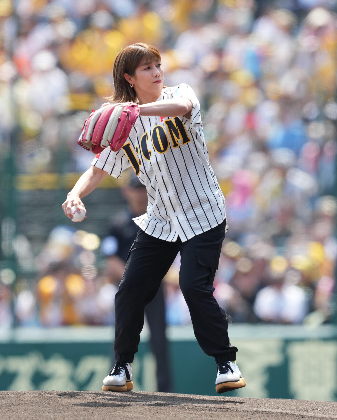 阪神対巨人　始球式を務める吉田沙保里（撮影・菅敏）