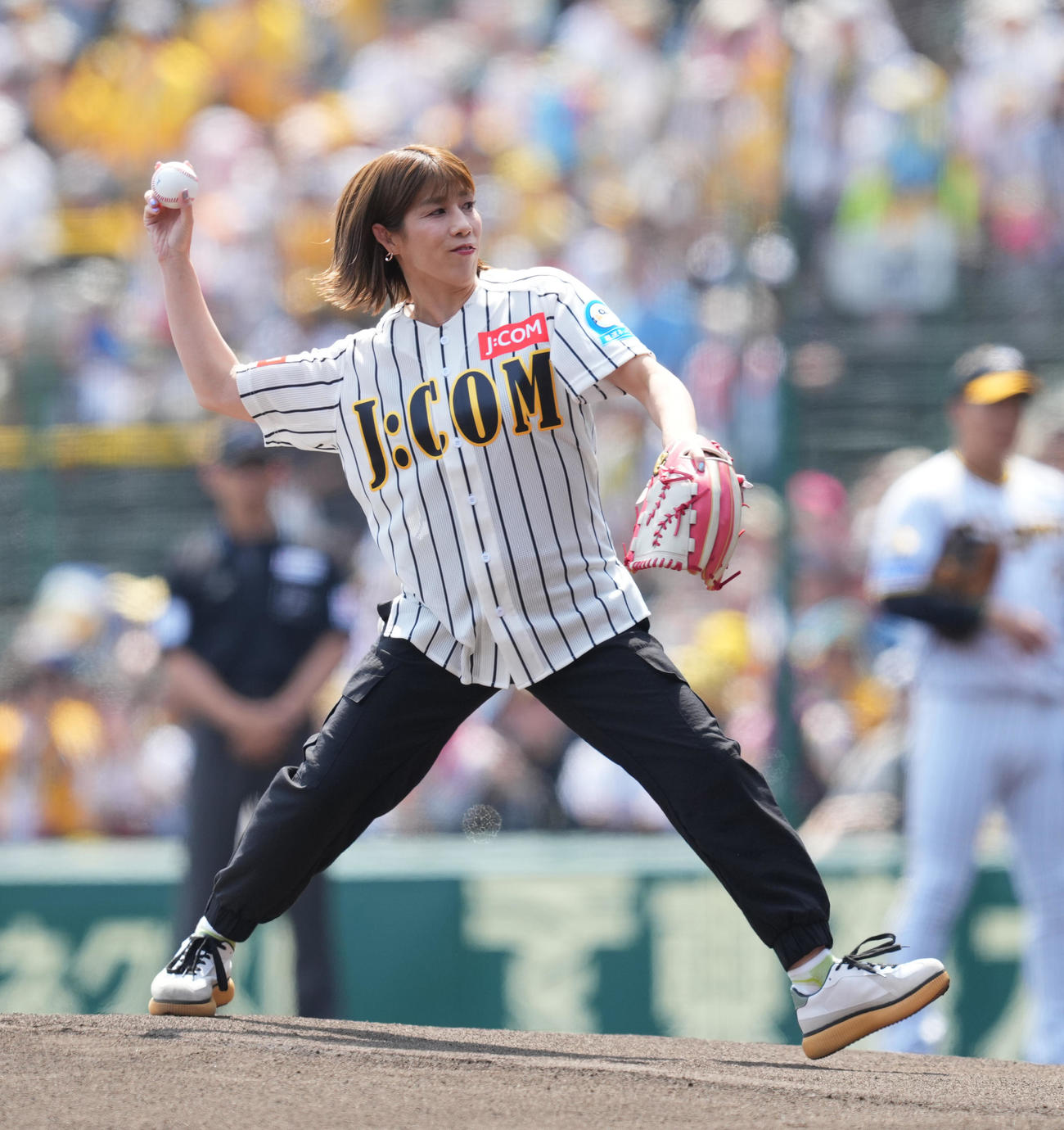 阪神対巨人　始球式を務める吉田沙保里（撮影・菅敏）