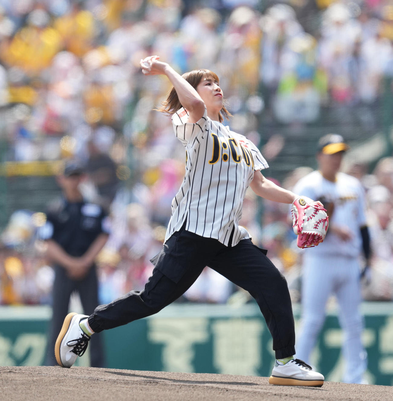 阪神対巨人　始球式を務める吉田沙保里（撮影・菅敏）