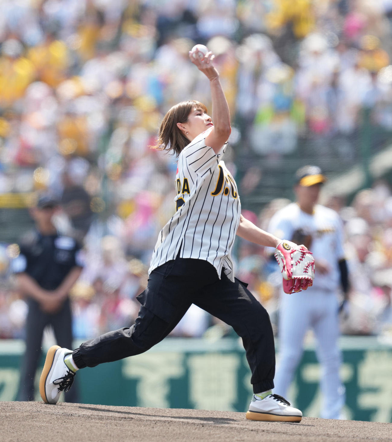 阪神対巨人　始球式を務める吉田沙保里（撮影・菅敏）
