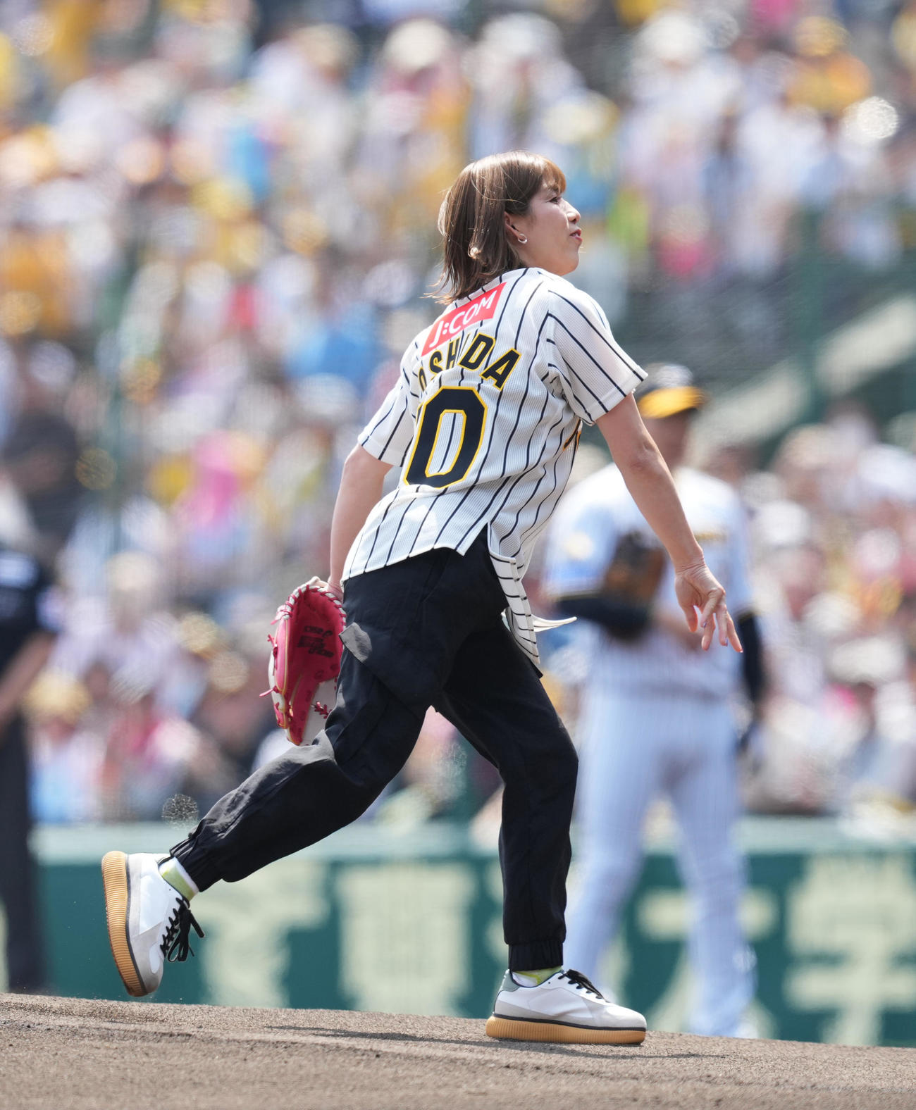 阪神対巨人　始球式を務める吉田沙保里（撮影・菅敏）