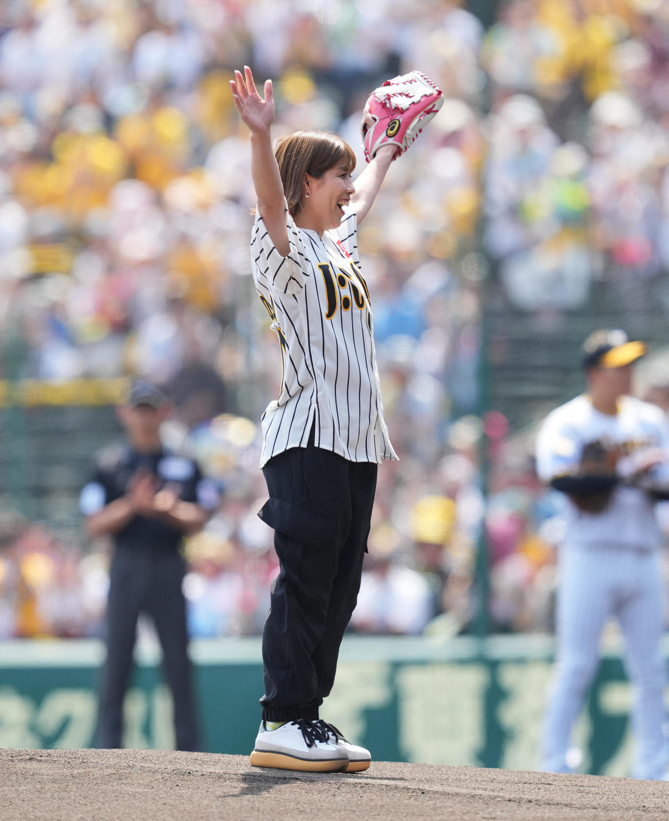 阪神対巨人　始球式を務める吉田沙保里（撮影・菅敏）