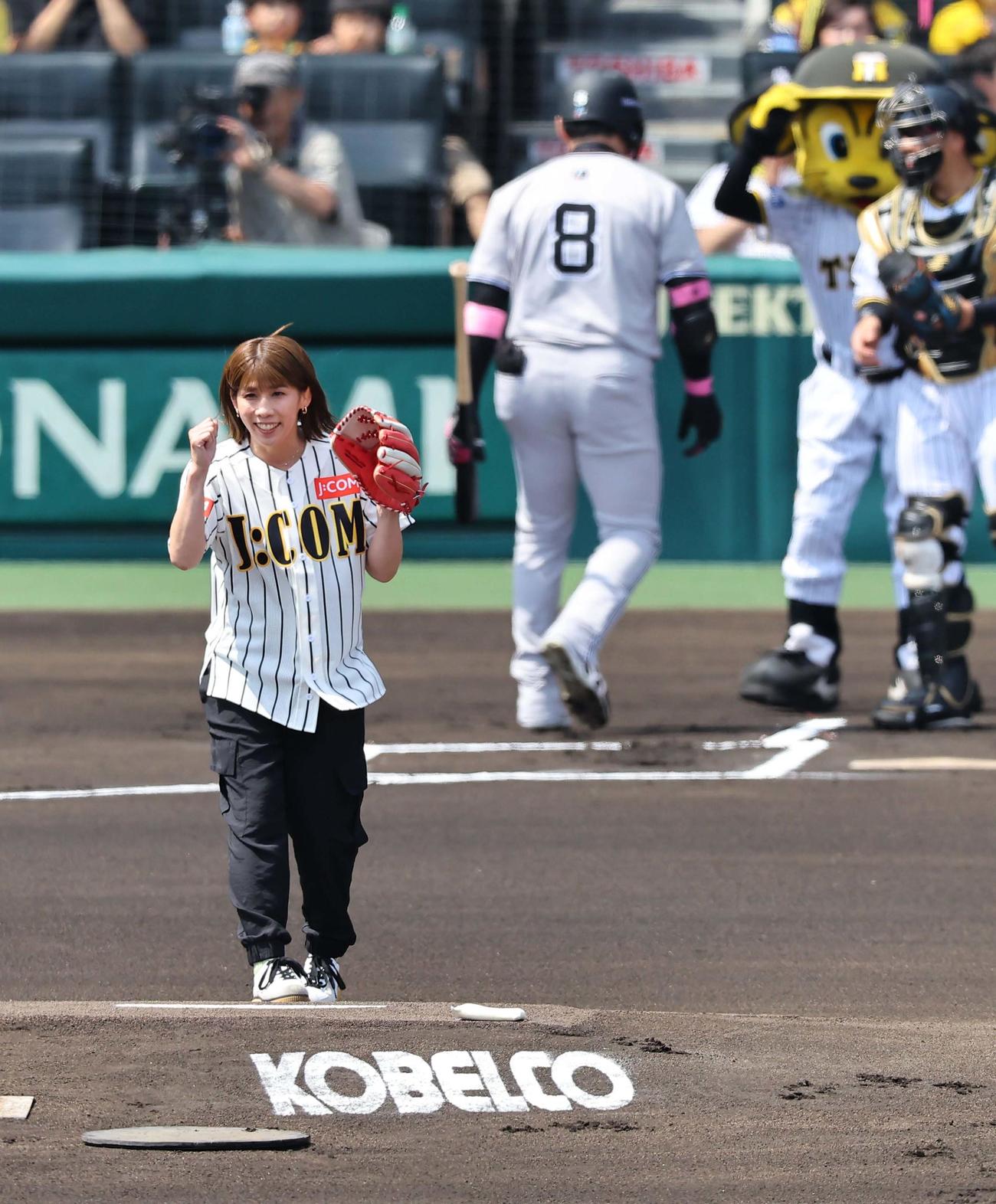 阪神対巨人　始球式を務める吉田沙保里さん（撮影・上田博志）