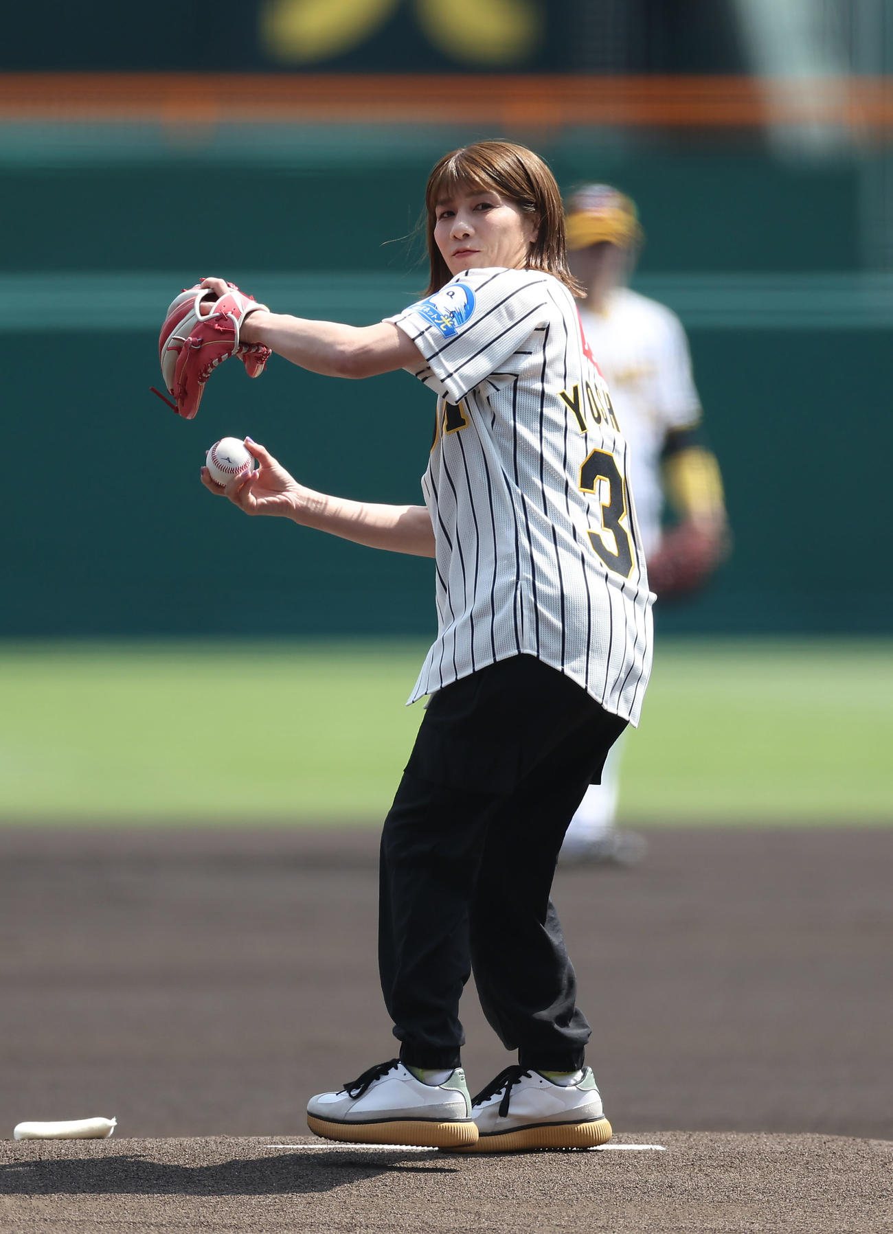 阪神対巨人　始球式を務める吉田沙保里さん（撮影・前田充）
