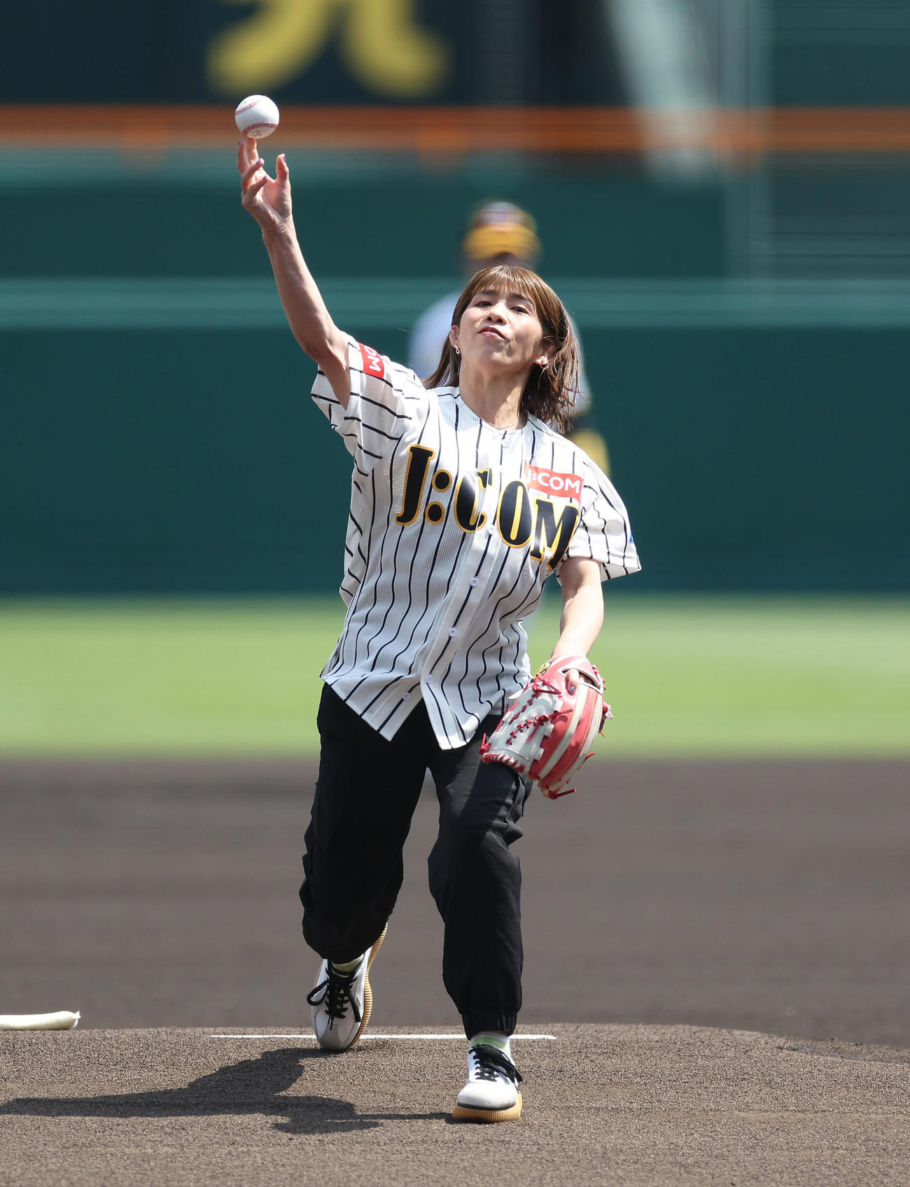 阪神対巨人　始球式を務める吉田沙保里さん（撮影・前田充）