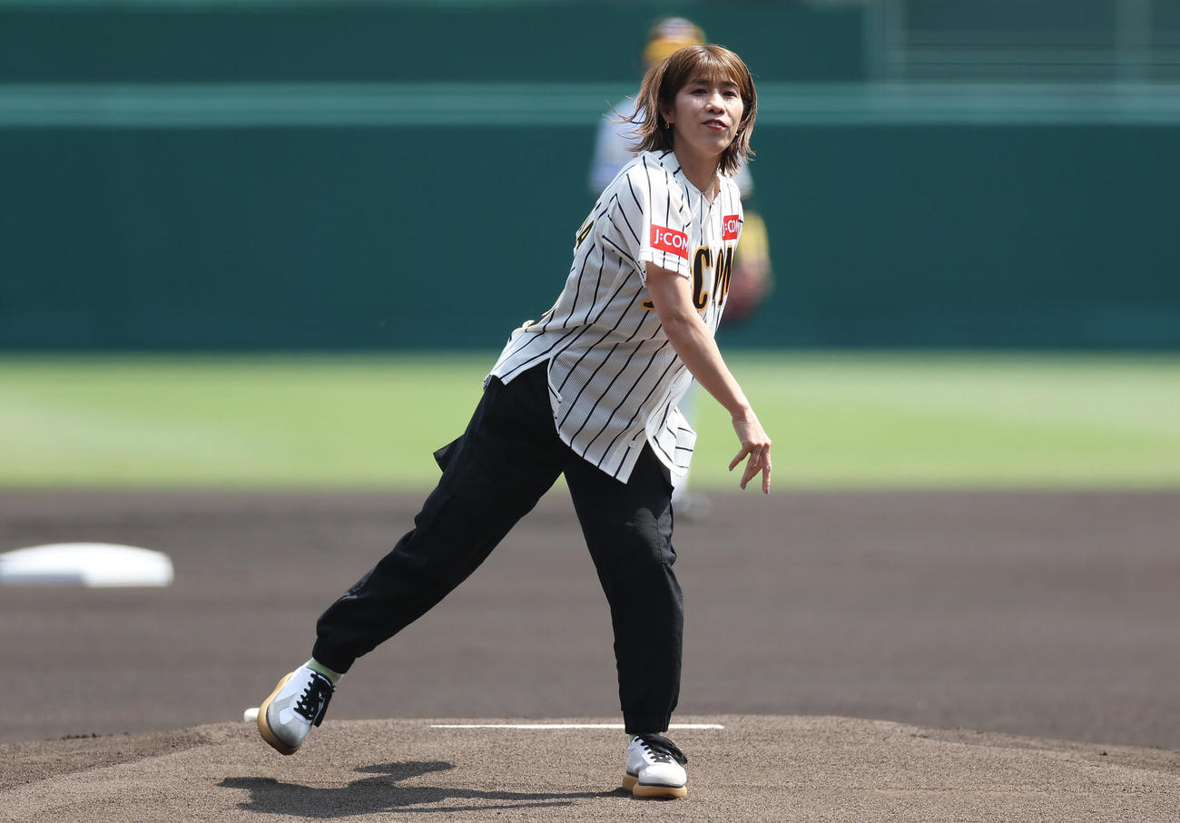 阪神対巨人　始球式を務める吉田沙保里さん（撮影・前田充）