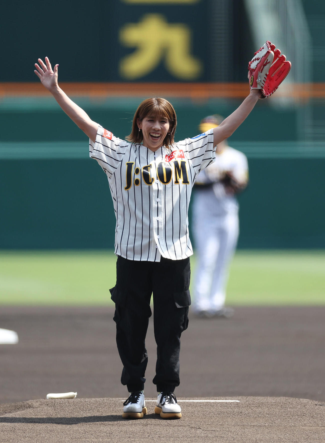 阪神対巨人　始球式を務め笑顔を見せる吉田沙保里さん（撮影・前田充）