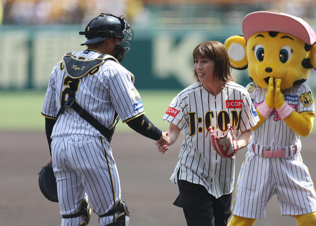 阪神対巨人　始球式を務め、阪神梅野（左）と握手する吉田沙保里さん（撮影・前田充）