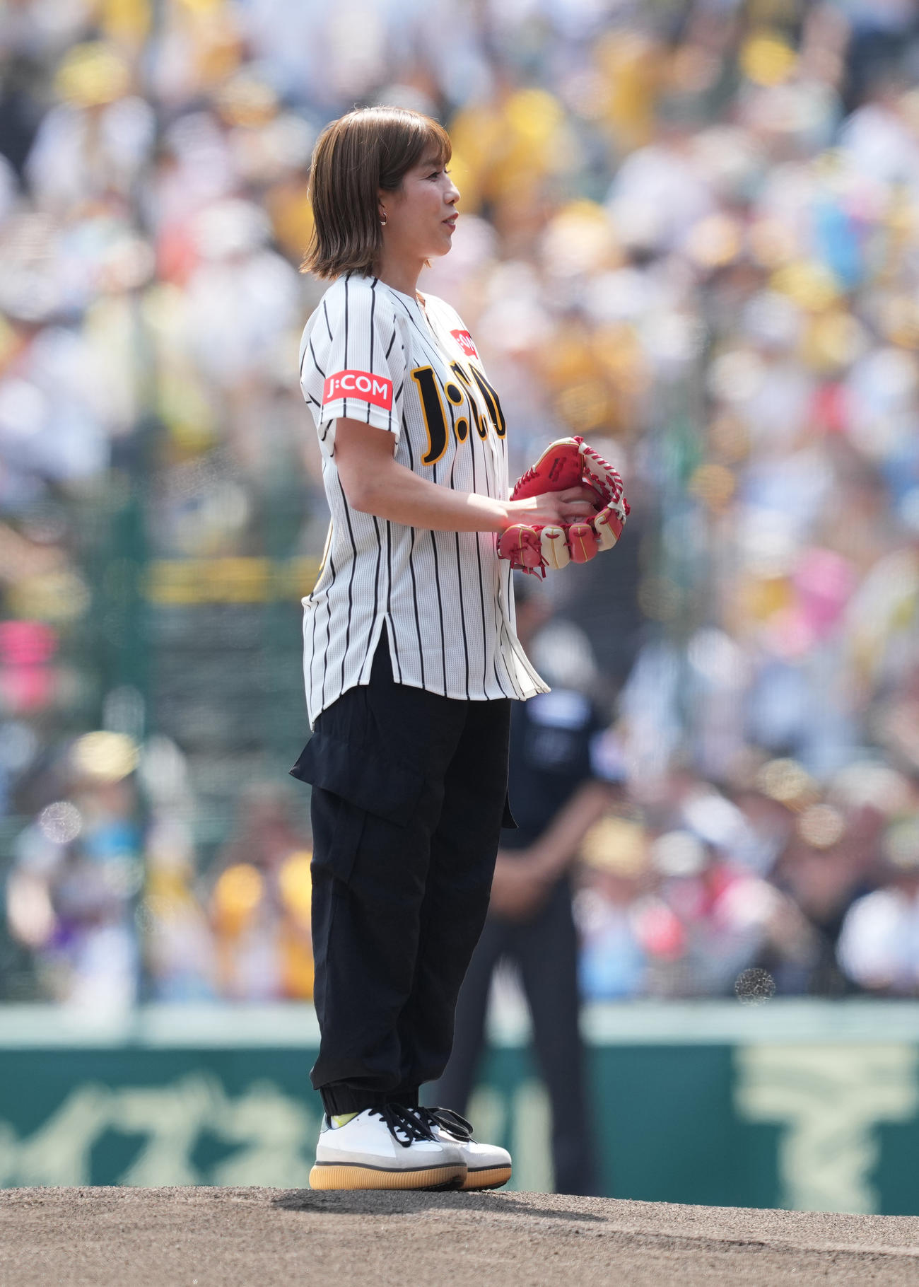 阪神対巨人　始球式を務める吉田沙保里（撮影・菅敏）