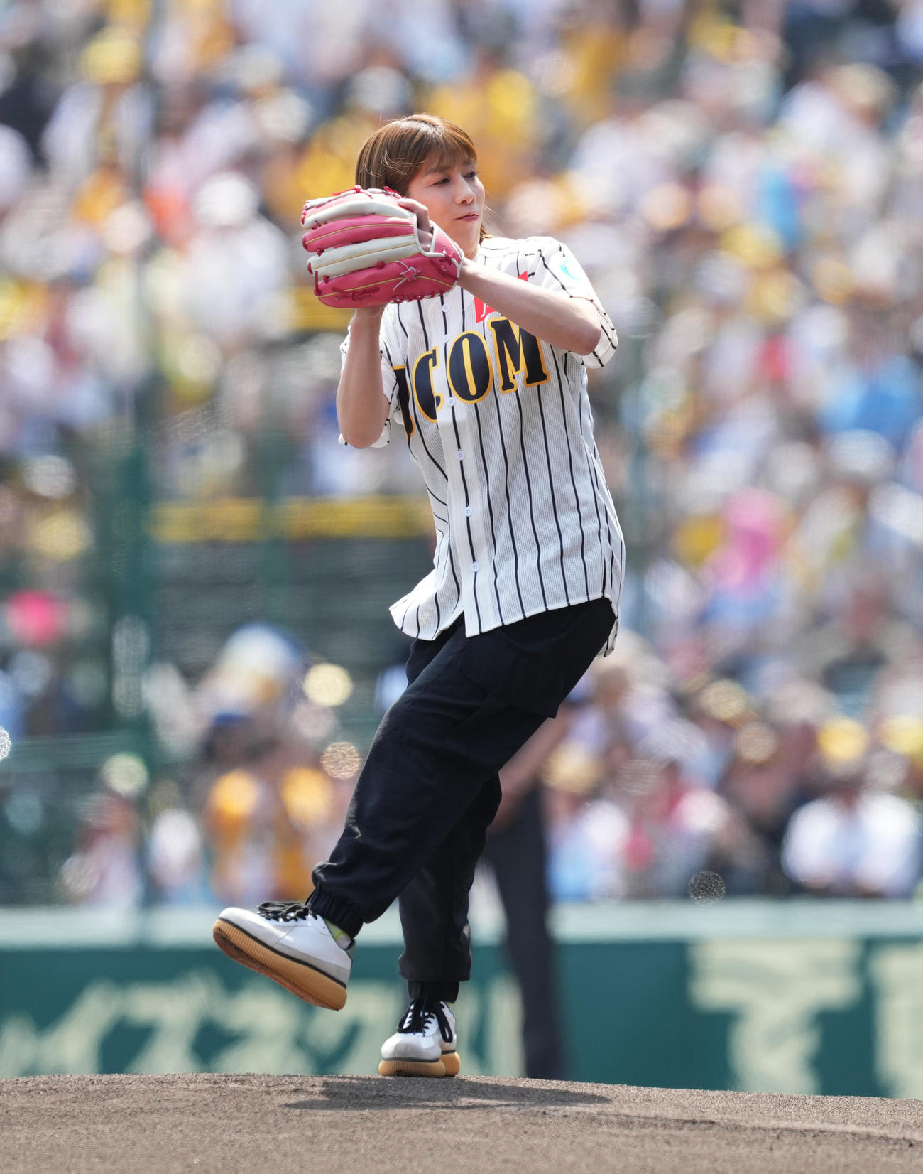 阪神対巨人　始球式を務める吉田沙保里（撮影・菅敏）