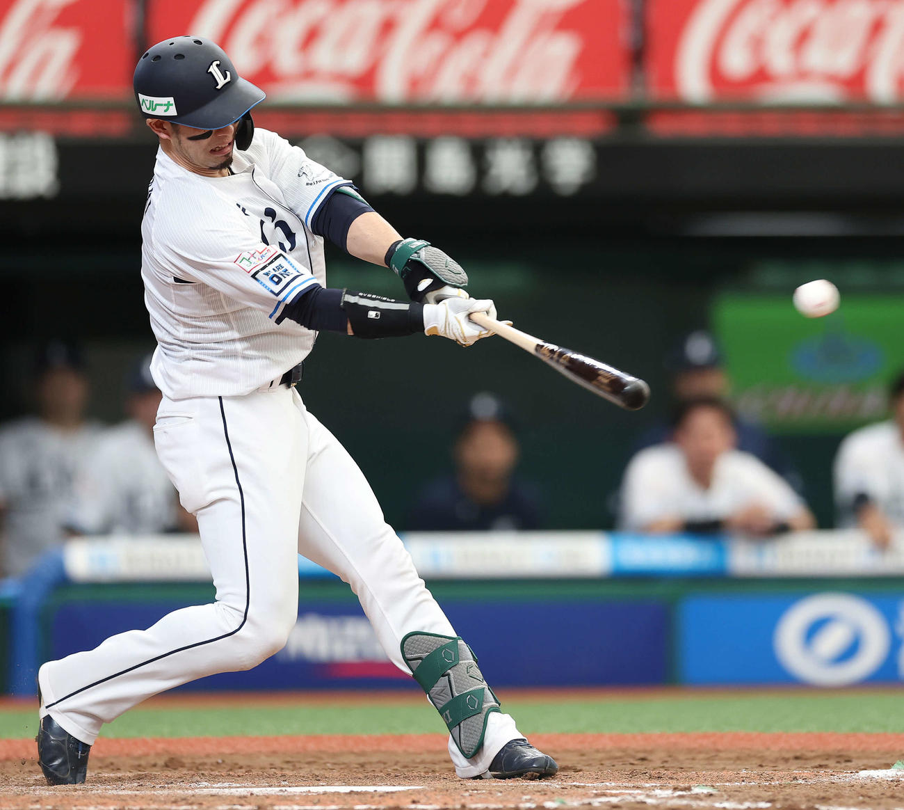 西武対オリックス　8回裏西武2死二塁、左前同点適時二塁打を放つ外崎（撮影・河田真司）