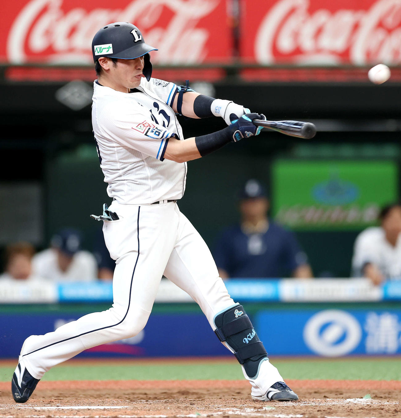 西武対オリックス　8回裏西武2死一、三塁、左越え3点本塁打を放つ岸（撮影・河田真司）