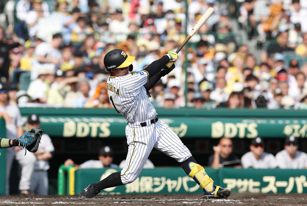 阪神対巨人　7回裏阪神1死、右中間へ二塁打を放つ森下（撮影・前田充）