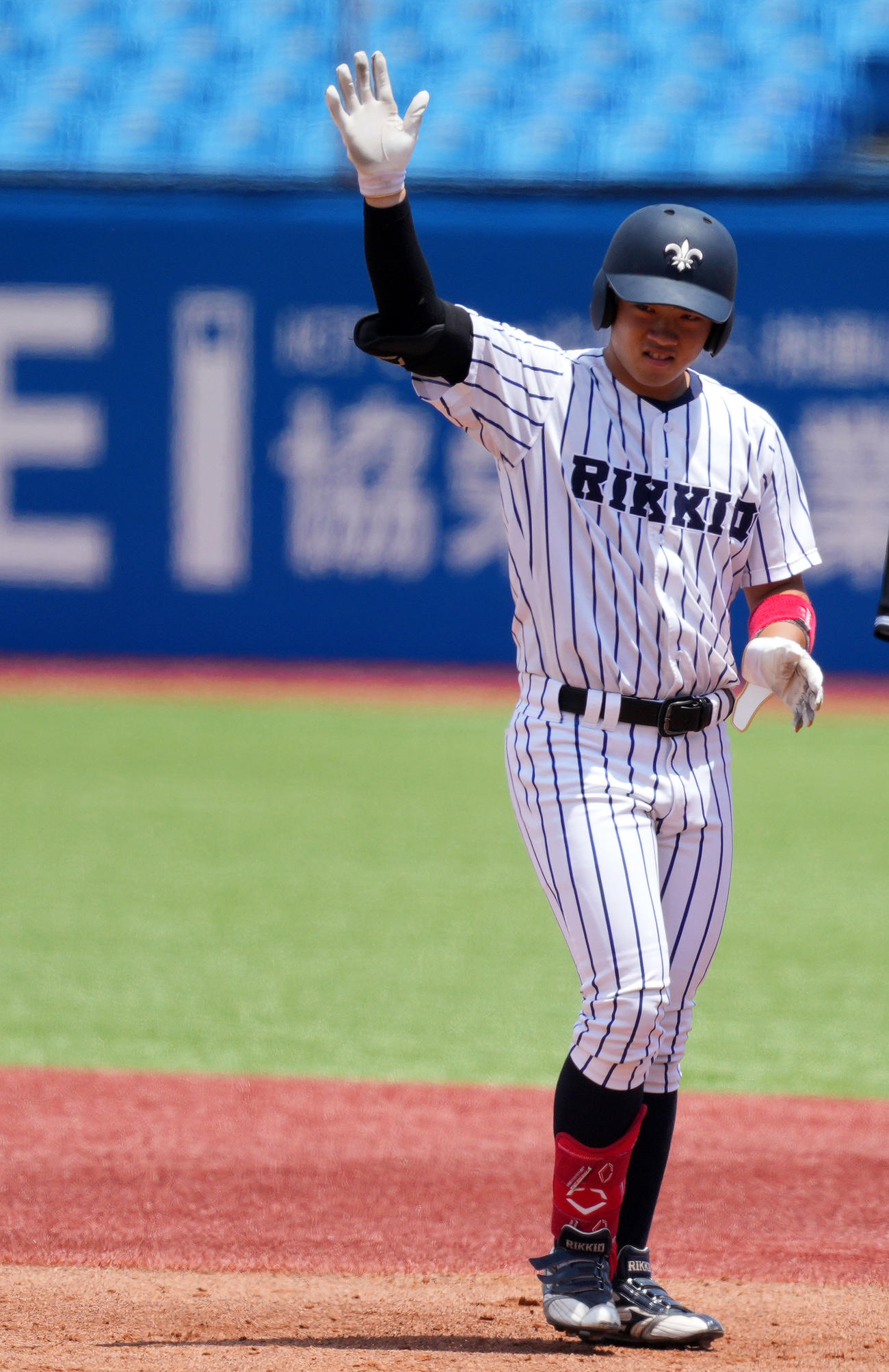 立大対東大　1回表立大2死三塁、右前適時打を放つ山形（撮影・横山健太）