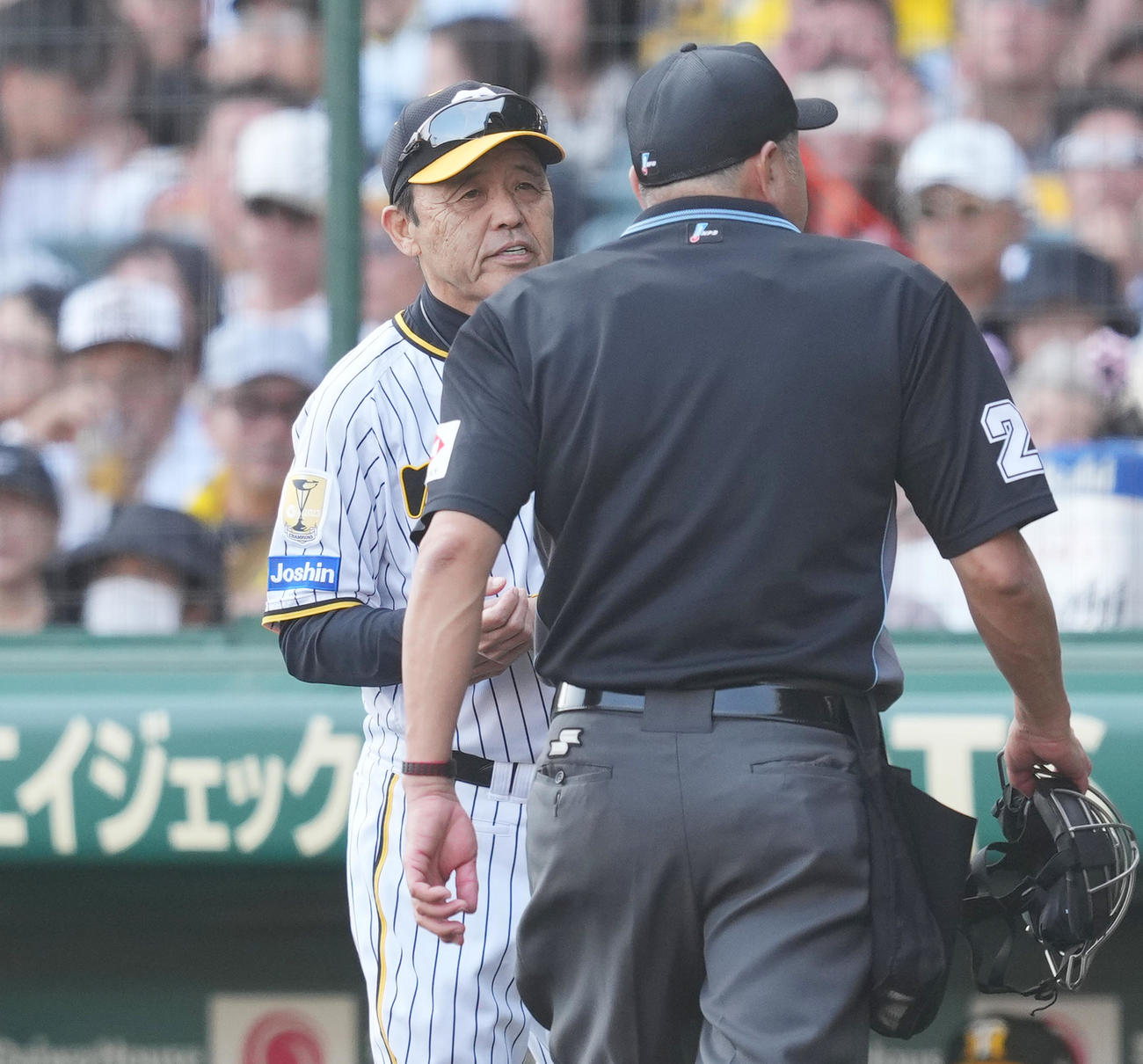 阪神対巨人　8回途中、球審に交代を告げる阪神岡田監督（左）（撮影・菅敏）