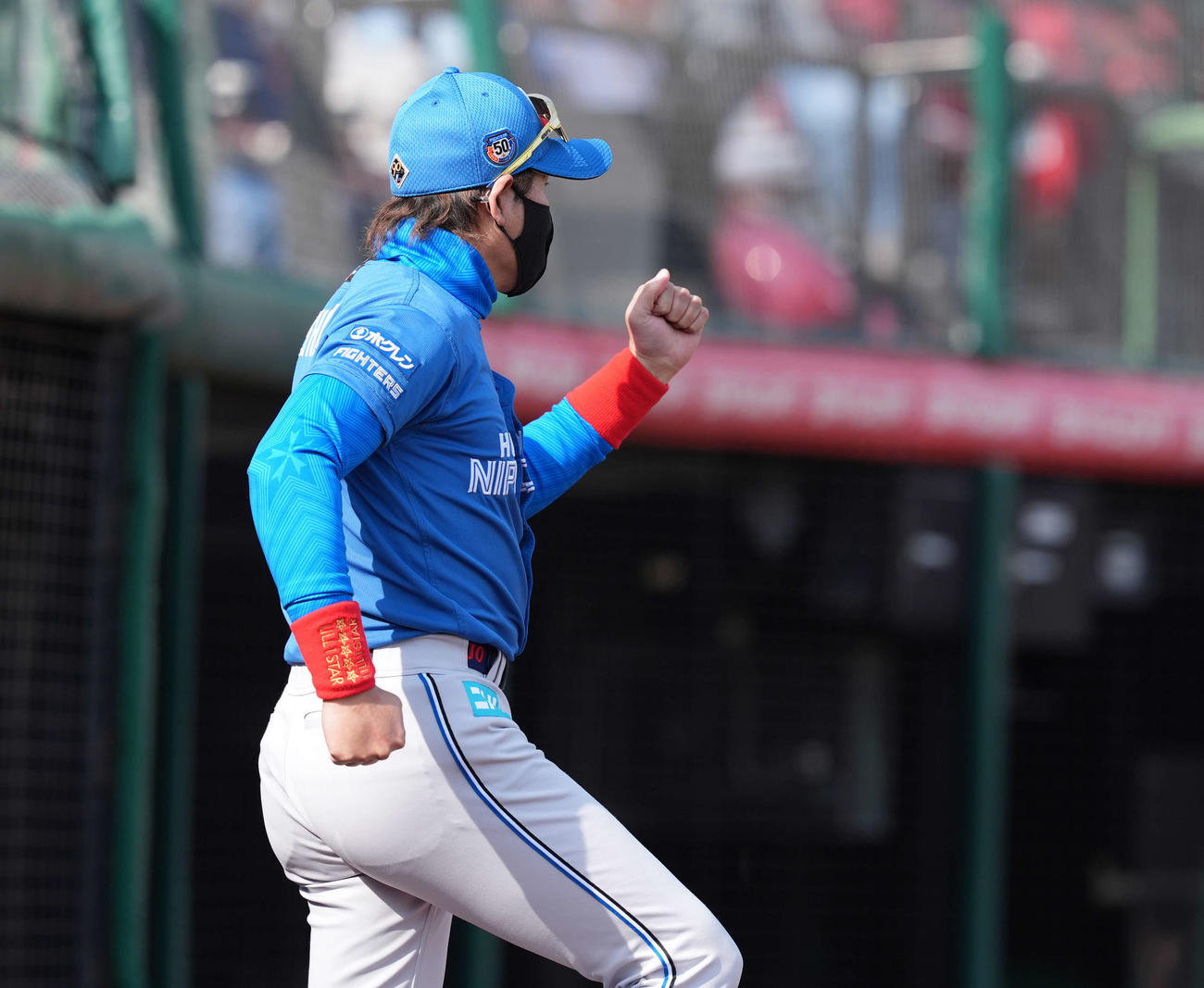 楽天対日本ハム　7回、代走を告げる日本ハム新庄監督（撮影・井上学）