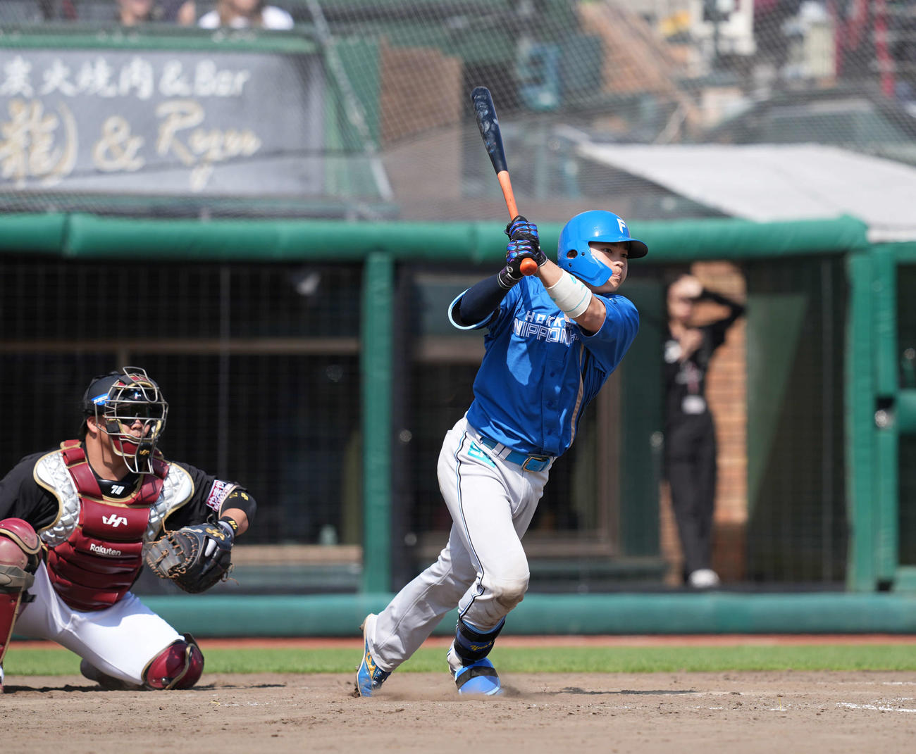 楽天対日本ハム　5回表日本ハム2死一、二塁、田宮が適時二塁打を放つ（撮影・井上学）