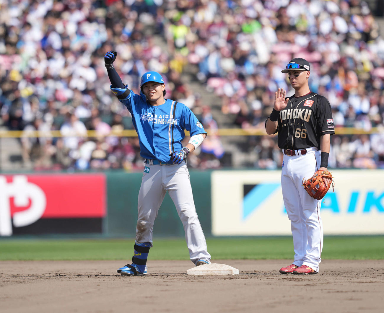 楽天対日本ハム　5回表日本ハム2死一、二塁、田宮が適時二塁打を放ちガッツポーズ（撮影・井上学）