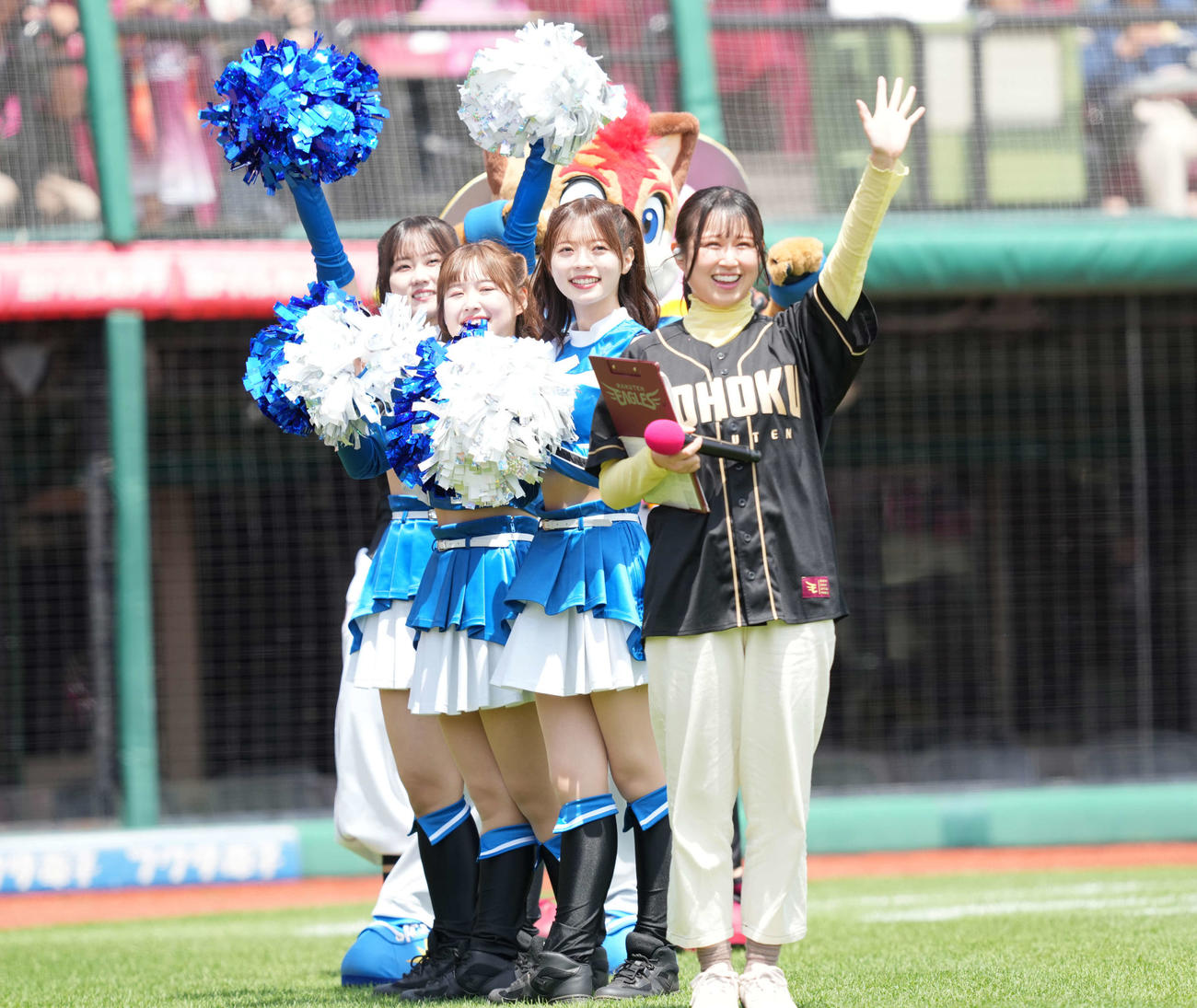 楽天対日本ハム　スタンドの声援に応えるファイターズ・ガール（撮影・井上学）