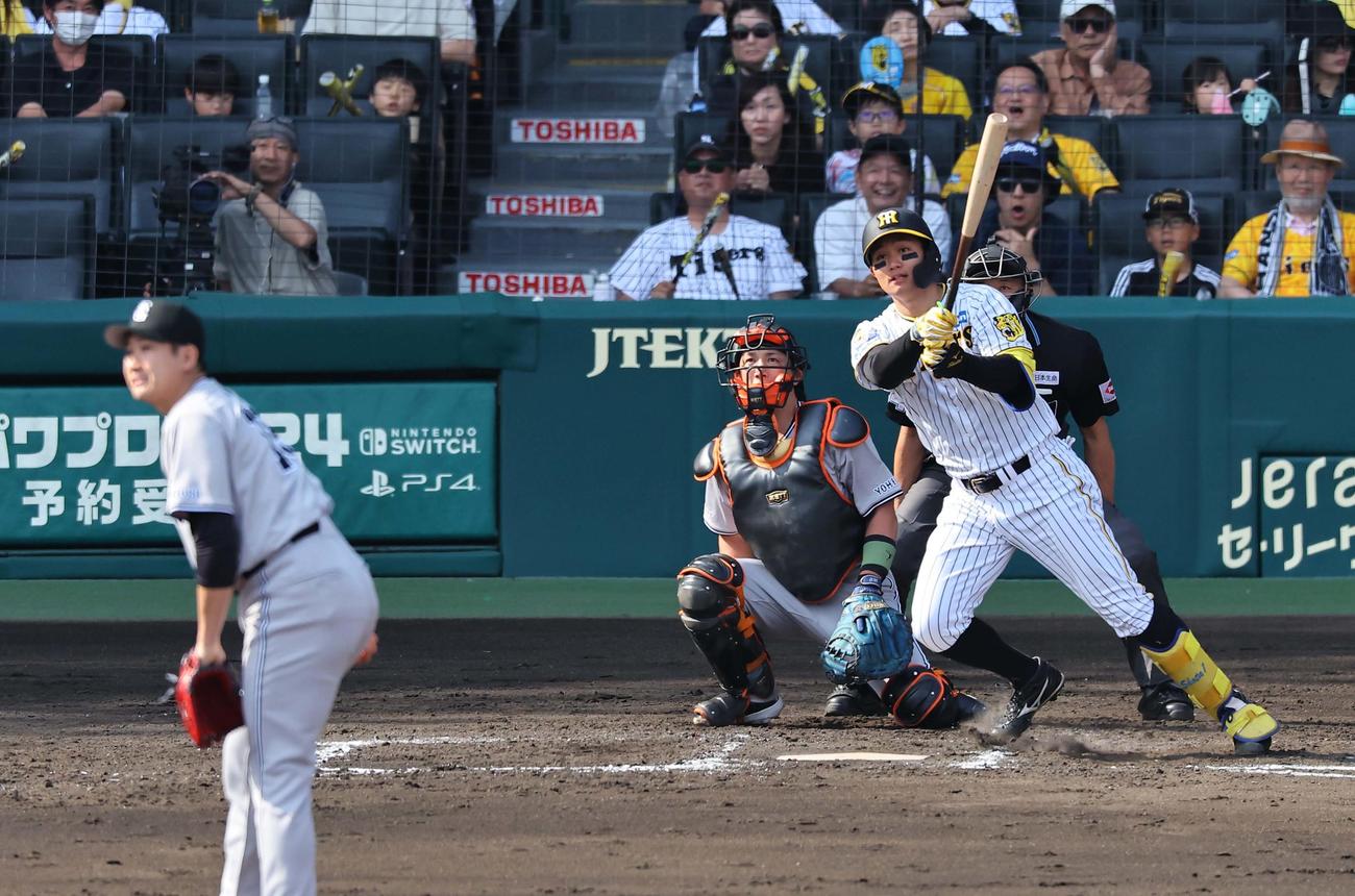 阪神対巨人　7回裏阪神1死、森下は右中間へ二塁打を放つ（撮影・上田博志）
