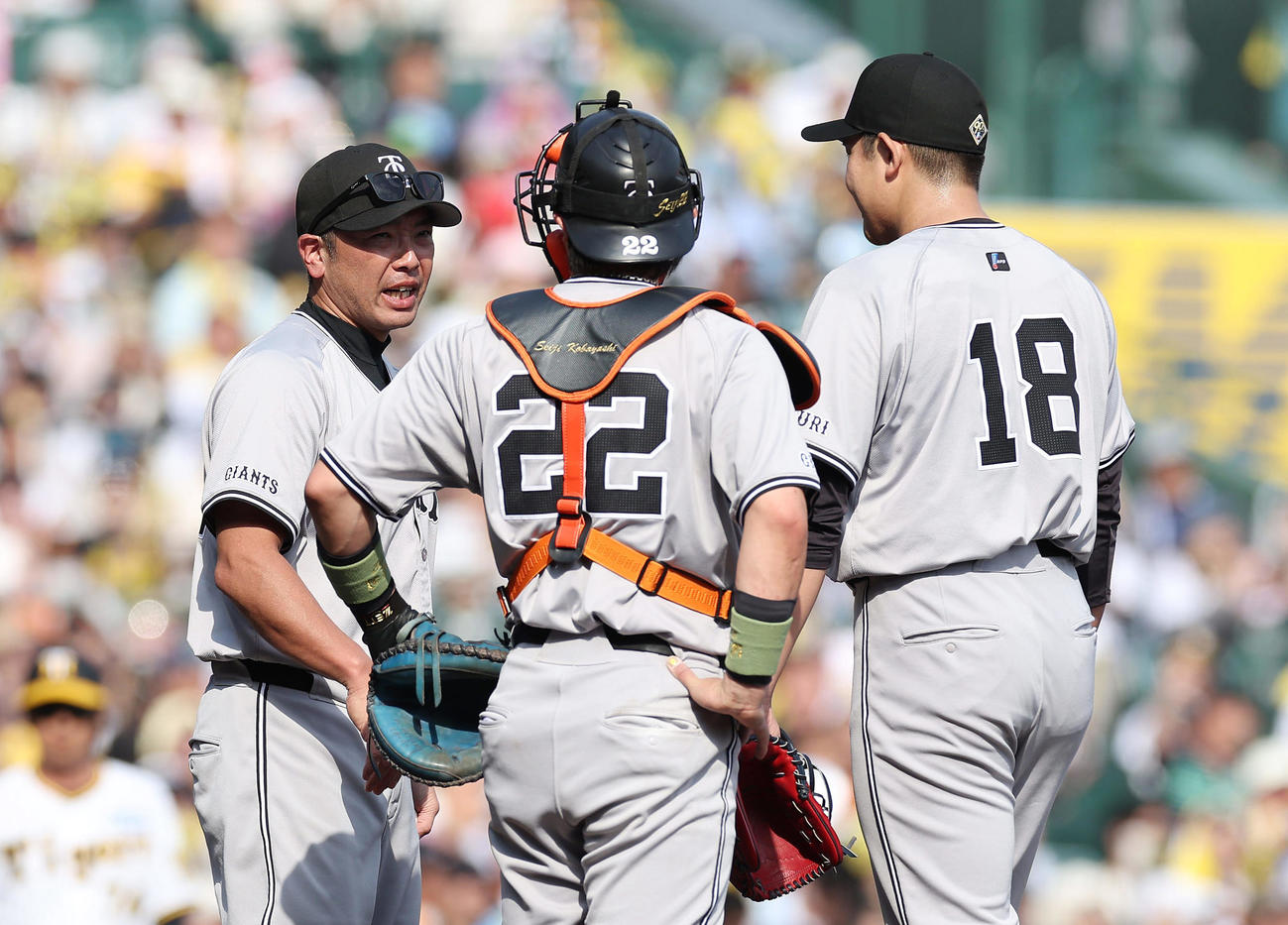 阪神対巨人　7回裏阪神1死一、三塁、渡辺に先制適時打を浴び降板となる菅野（右）にマウンドで声を掛ける阿部監督（左）。中央は小林（撮影・前田充）