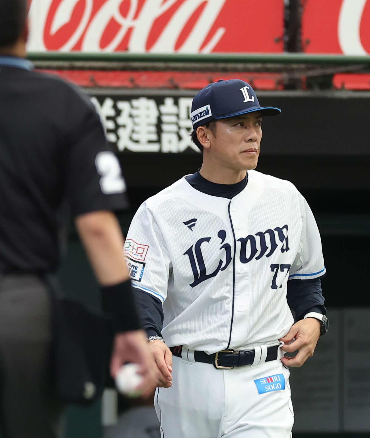 西武対オリックス　7回裏を終え、選手交代を告げる松井監督（撮影・河田真司）