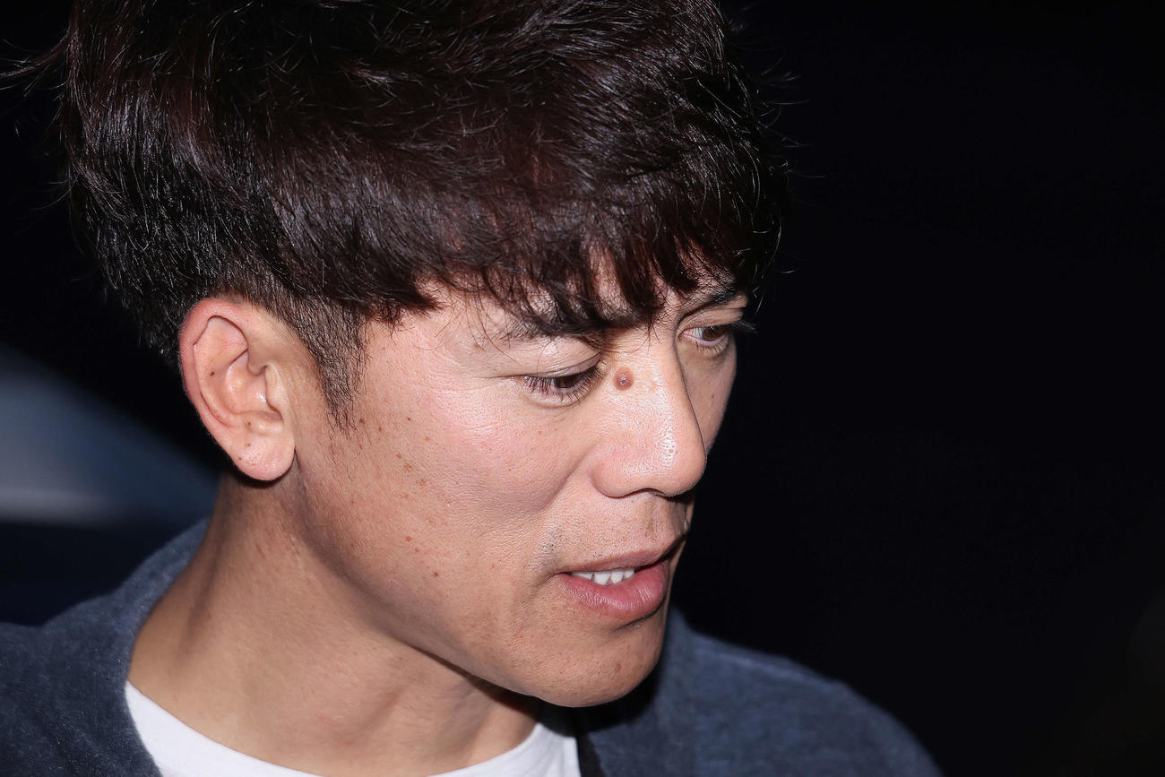試合後、記者の質問に答える西武松井監督（撮影・河田真司）