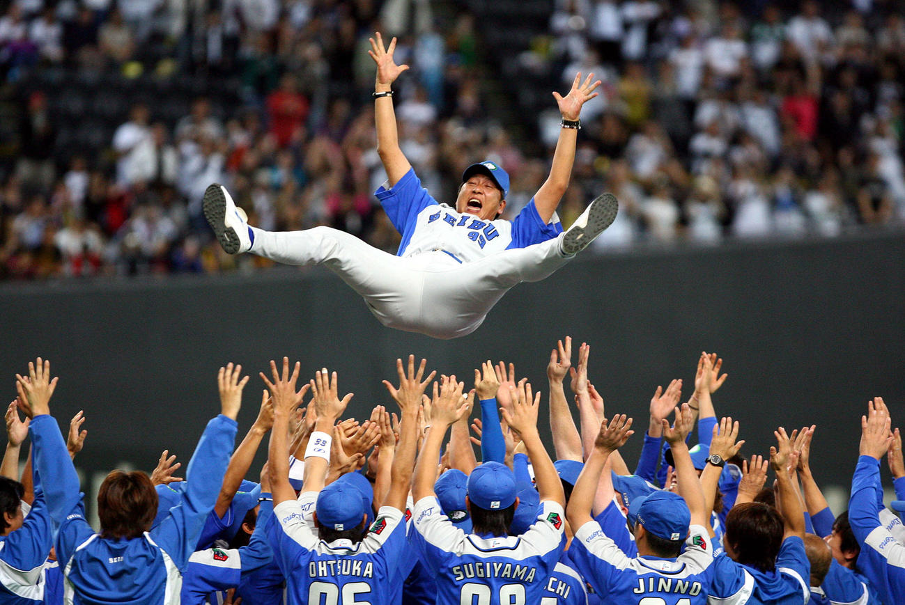 08年9月、4年ぶりのリーグ優勝で胴上げされる西武の渡辺監督
