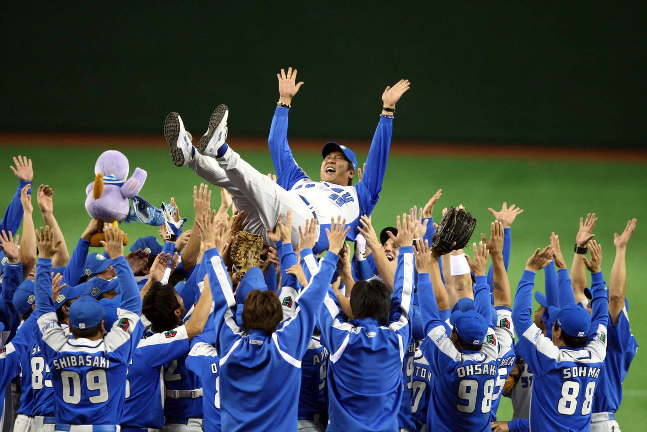 08年11月、日本シリーズ第7戦　巨人対西武　巨人を下し日本一を決めた渡辺久信監督は、西武ナインの手で歓喜の胴上げ