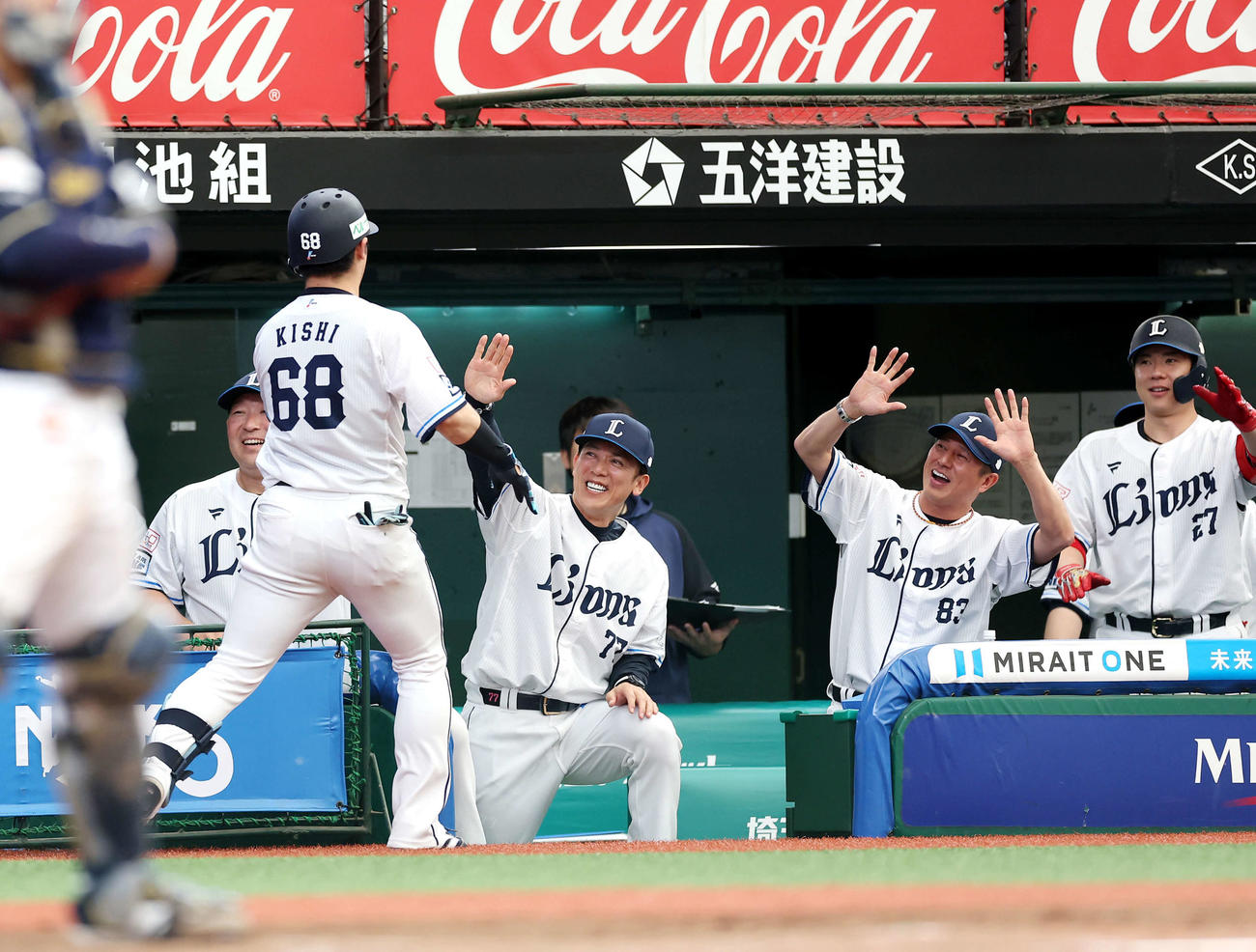 西武対オリックス　8回裏西武2死一、三塁、左越え3点本塁打を放った岸（左）を迎える松井監督（撮影・河田真司）
