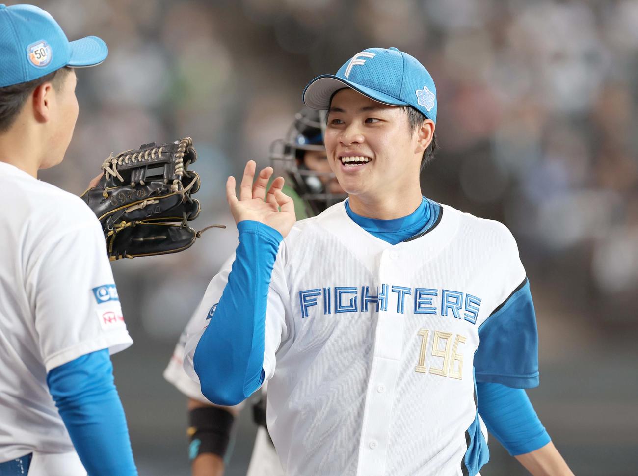 イースタン・リーグ　日本ハム対巨人　6回表、無失点に抑え笑顔の孫易磊（撮影・黒川智章）
