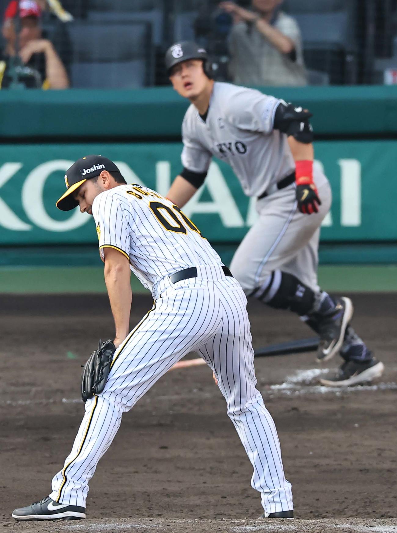 阪神対巨人　9回表巨人1死、ゲラ（左）は岡本に同点本塁打を浴びる（撮影・上田博志）
