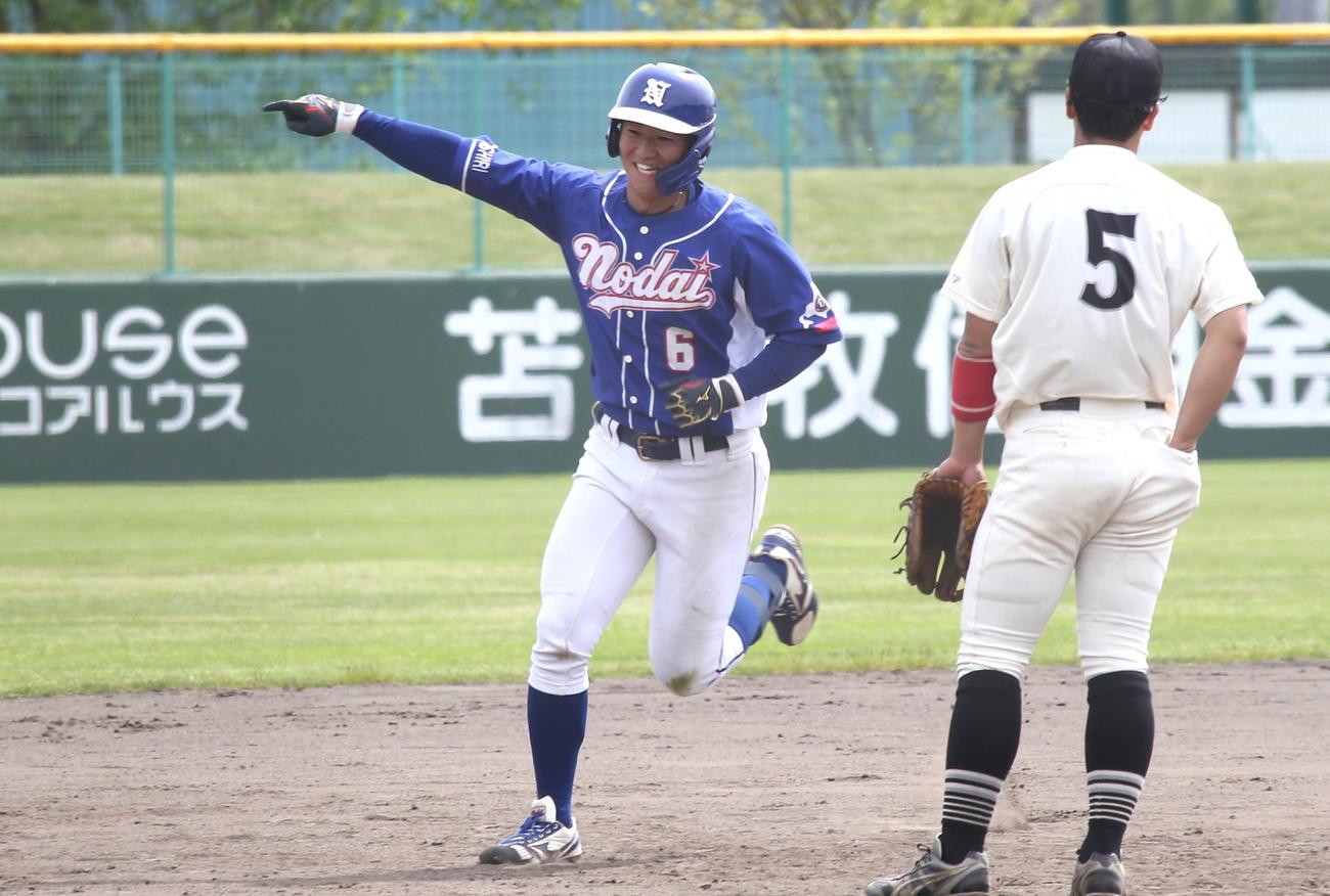 東農大北海道対旭川市大　8回表東農大北海道1死一塁、中沢は左越え2点本塁打を放ち、笑顔で二塁ベースを回る（撮影・中島洋尚）