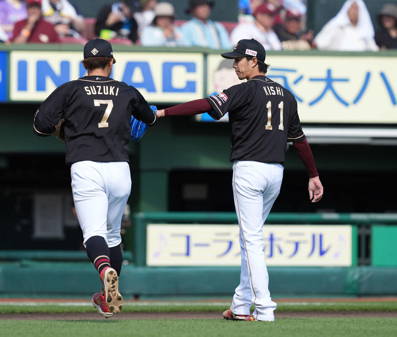 楽天対日本ハム　6回を終えベンチに引き揚げる楽天先発の岸（撮影・井上学）