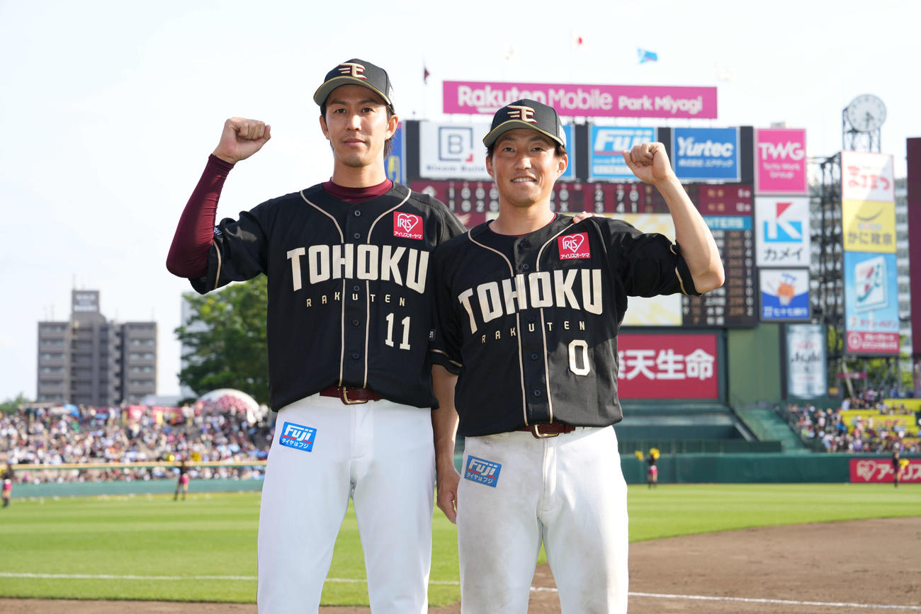 楽天対日本ハム　ガッツポーズを決める楽天岸（左）と小深田（撮影・井上学）