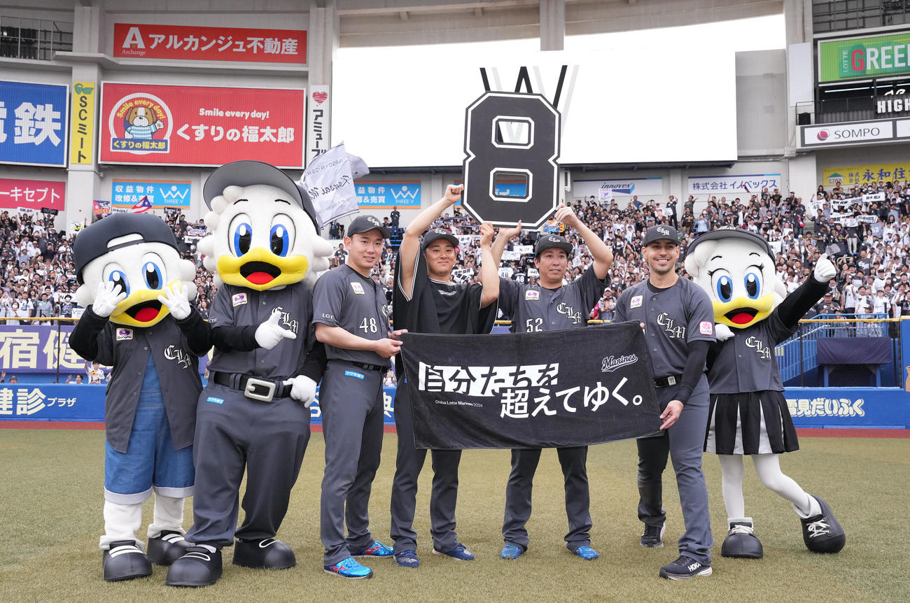 ロッテ対ソフトバンク　8連勝し、笑顔で記念撮影に納まるロッテの、左から中村稔、鈴木、益田、ソト（撮影・鈴木みどり）