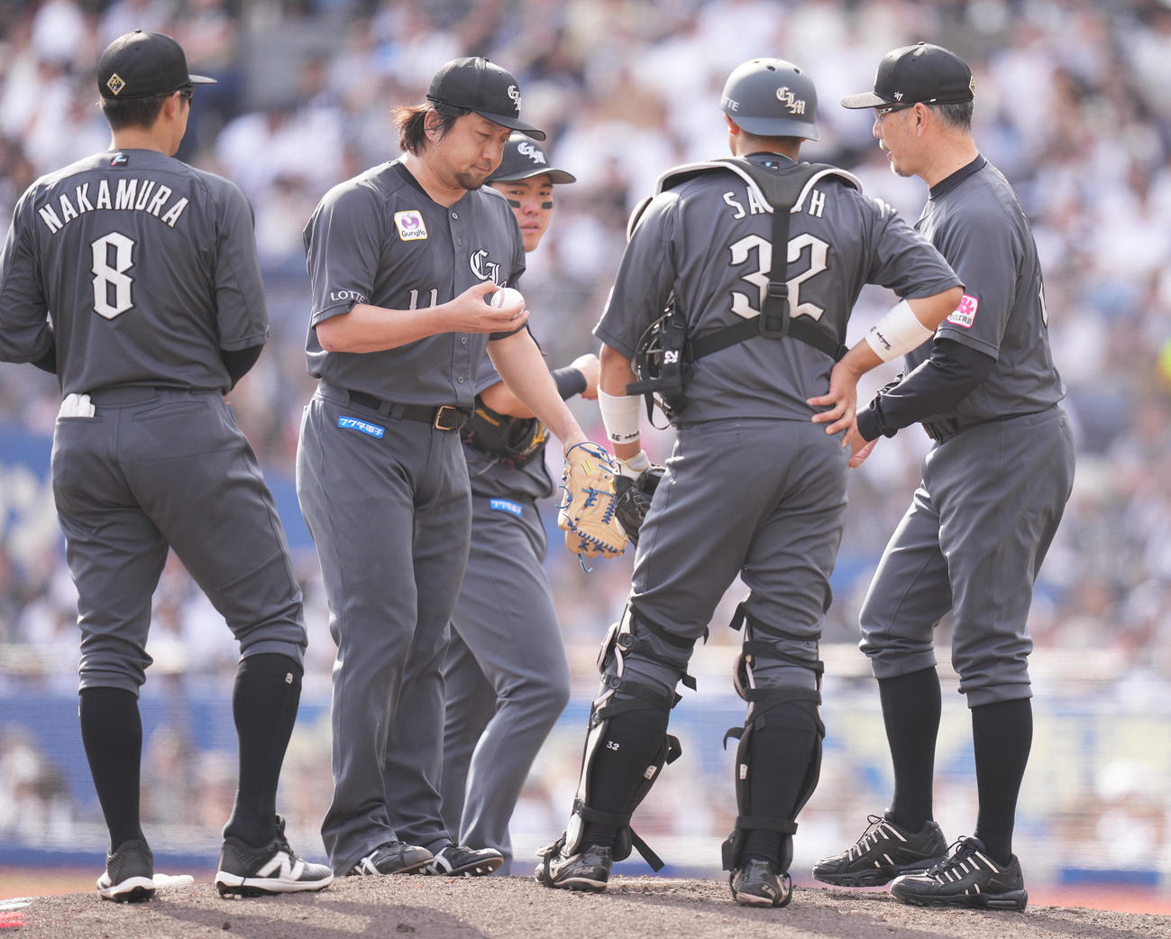 ロッテ対ソフトバンク　7回表途中、降板するロッテ沢村（左から2人目）。右は吉井監督（撮影・鈴木みどり）