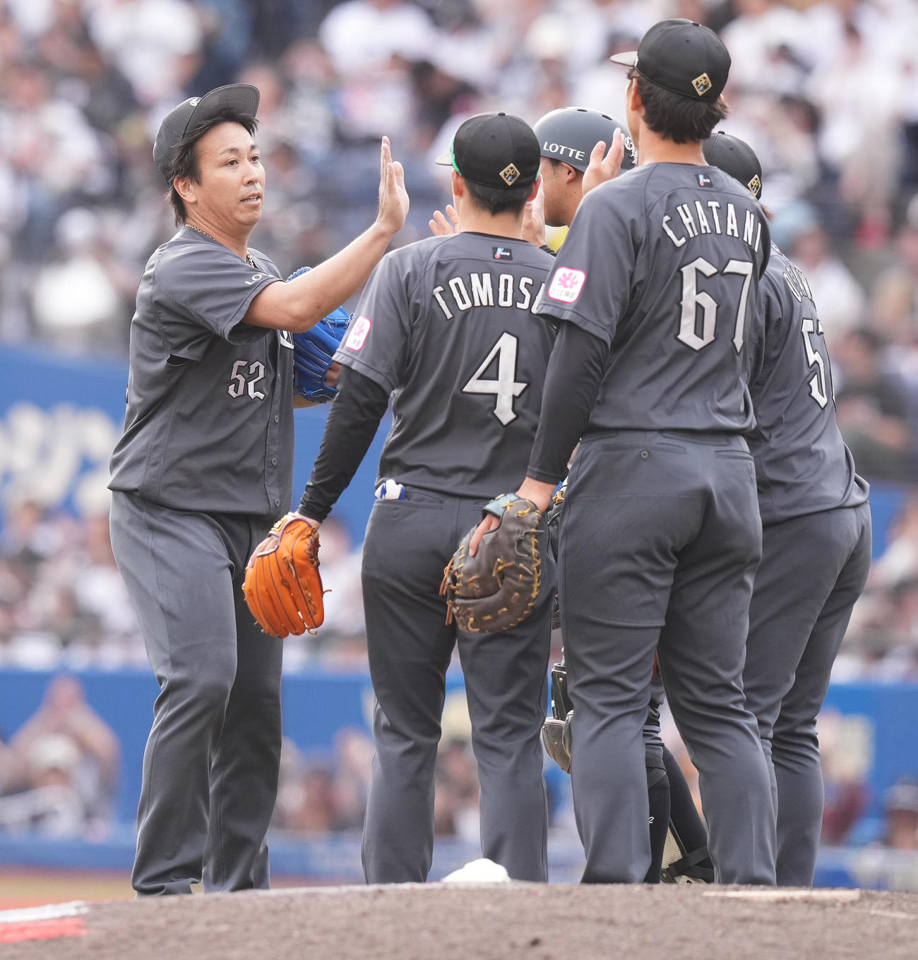 ロッテ対ソフトバンク　8連勝し、タッチを交わす益田（左）らロッテナイン（撮影・鈴木みどり）